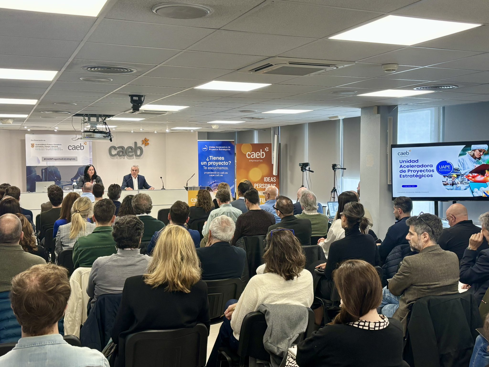 Públic assistent a l'esmorzar