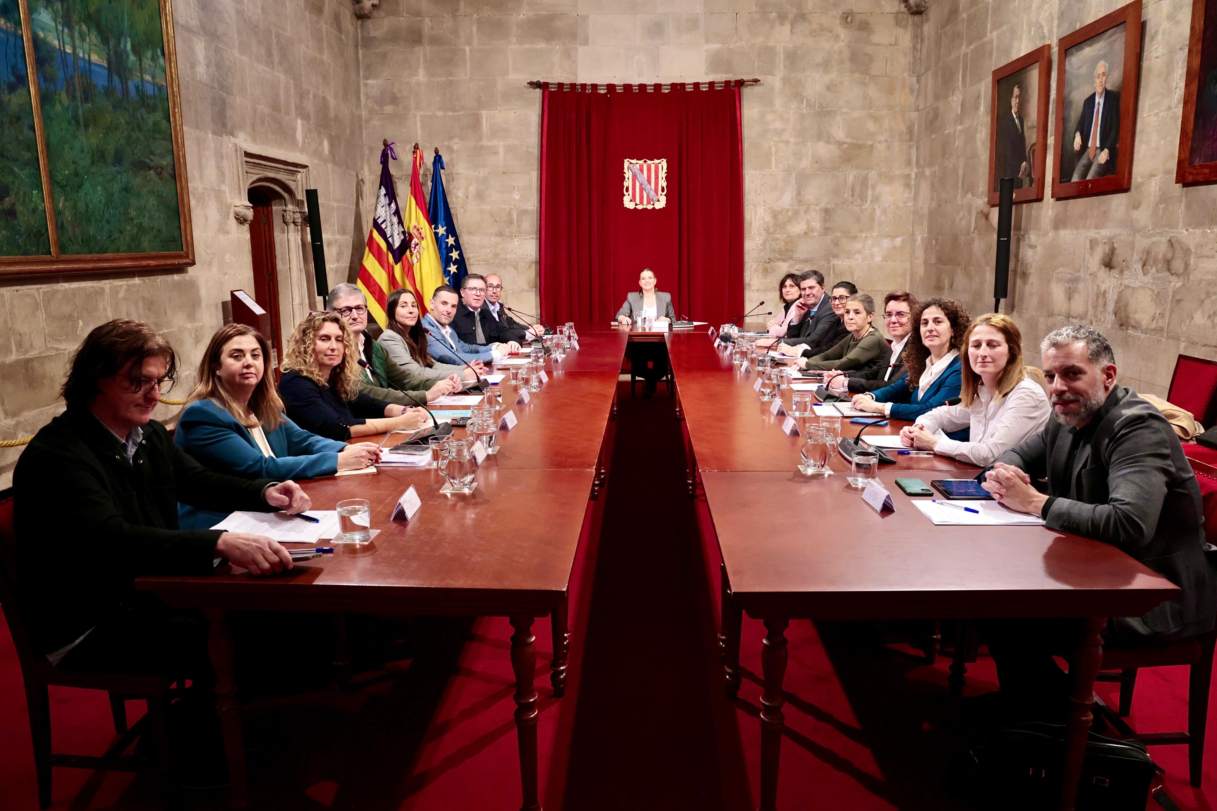  La presidenta Prohens presideix la Mesa de Lluita contra l’Intrusisme a les Illes Balears.