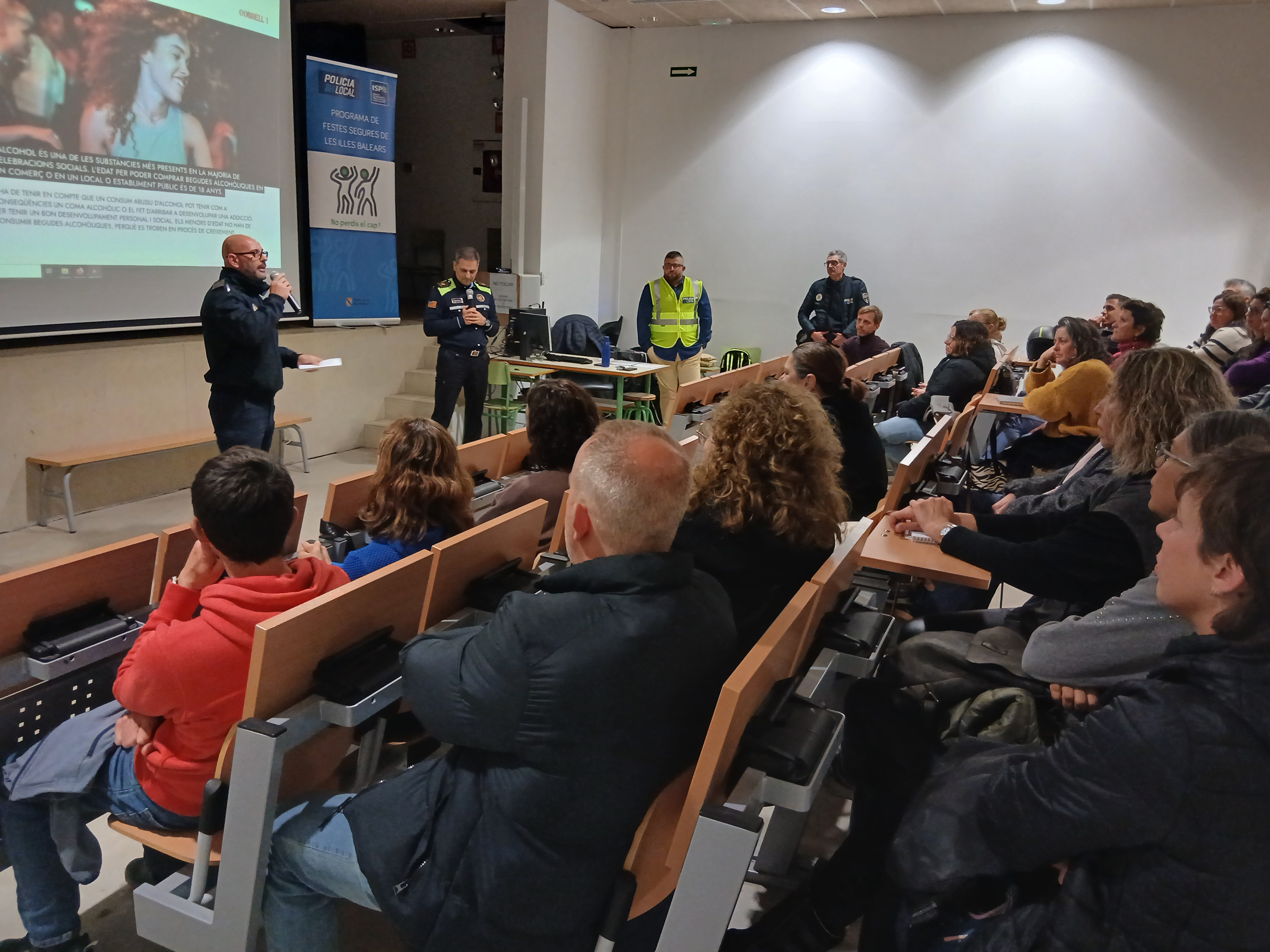 Policia tutor imparteix davant pares i mares una xerrada sobre Festes Segures.