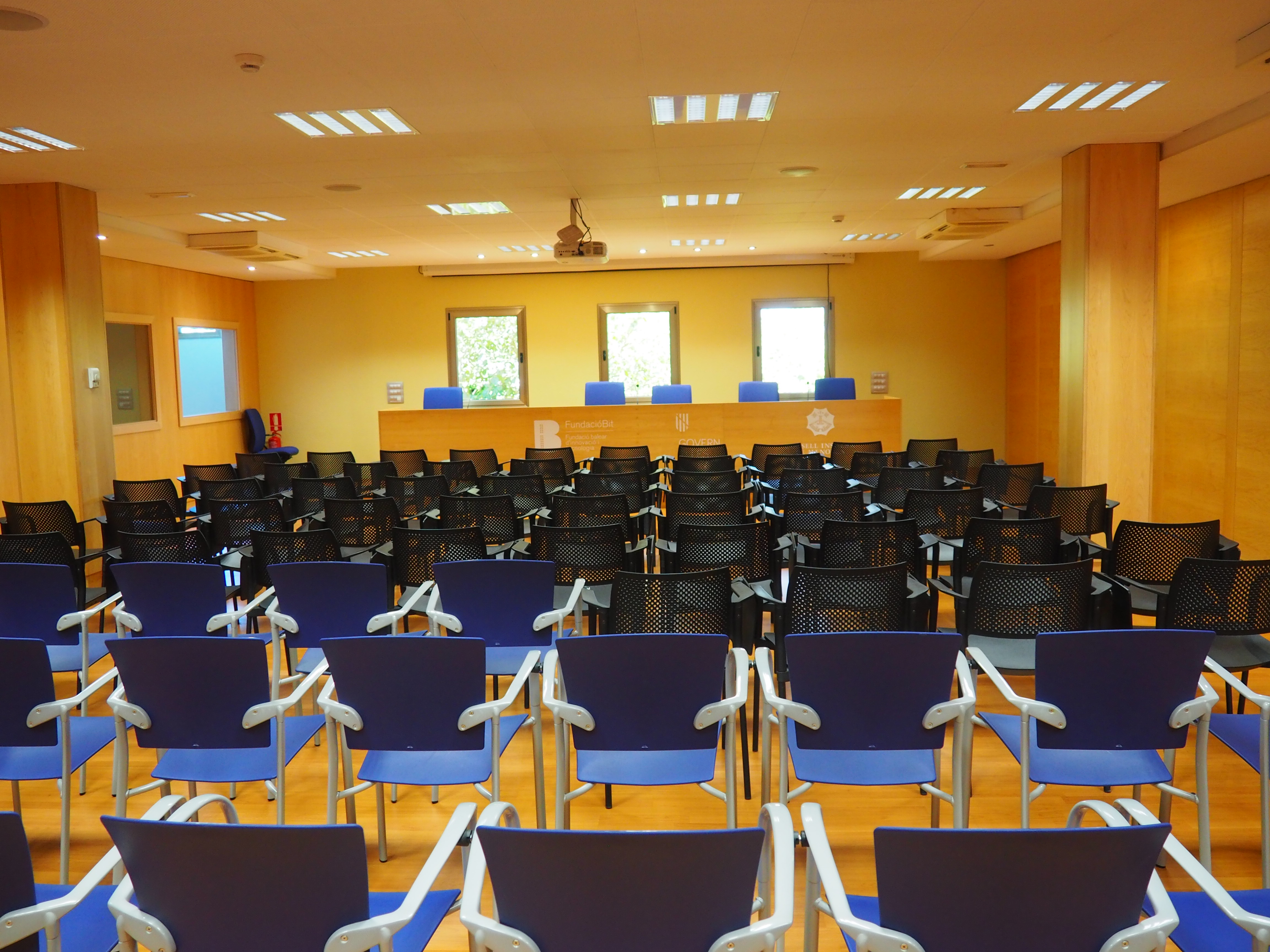 Sala d'actes del CentreBit Menorca.