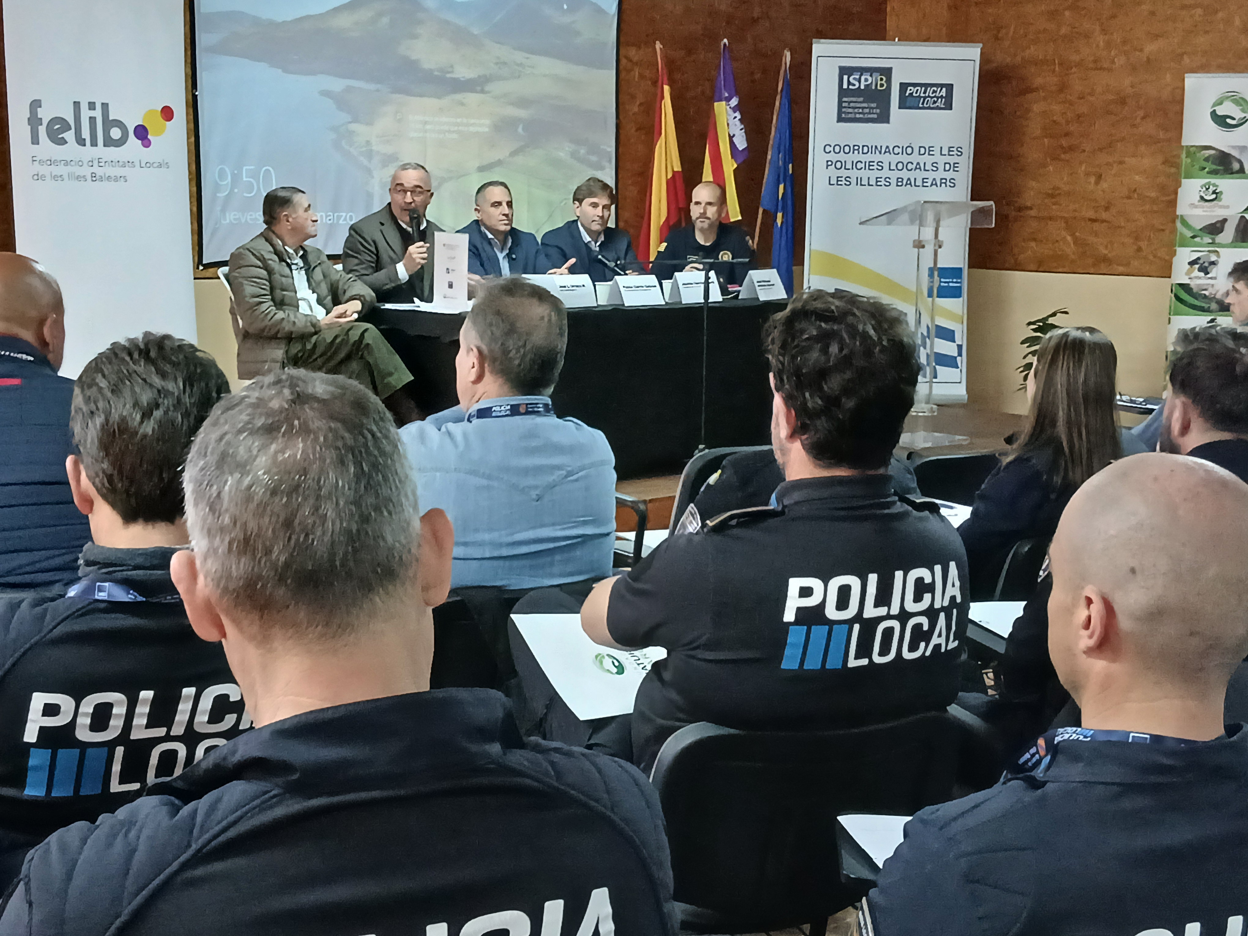 Els ponents de les VIII Jornades de Benestar Animal donen la benvinguda al públic, format per policies i autoritats locals.