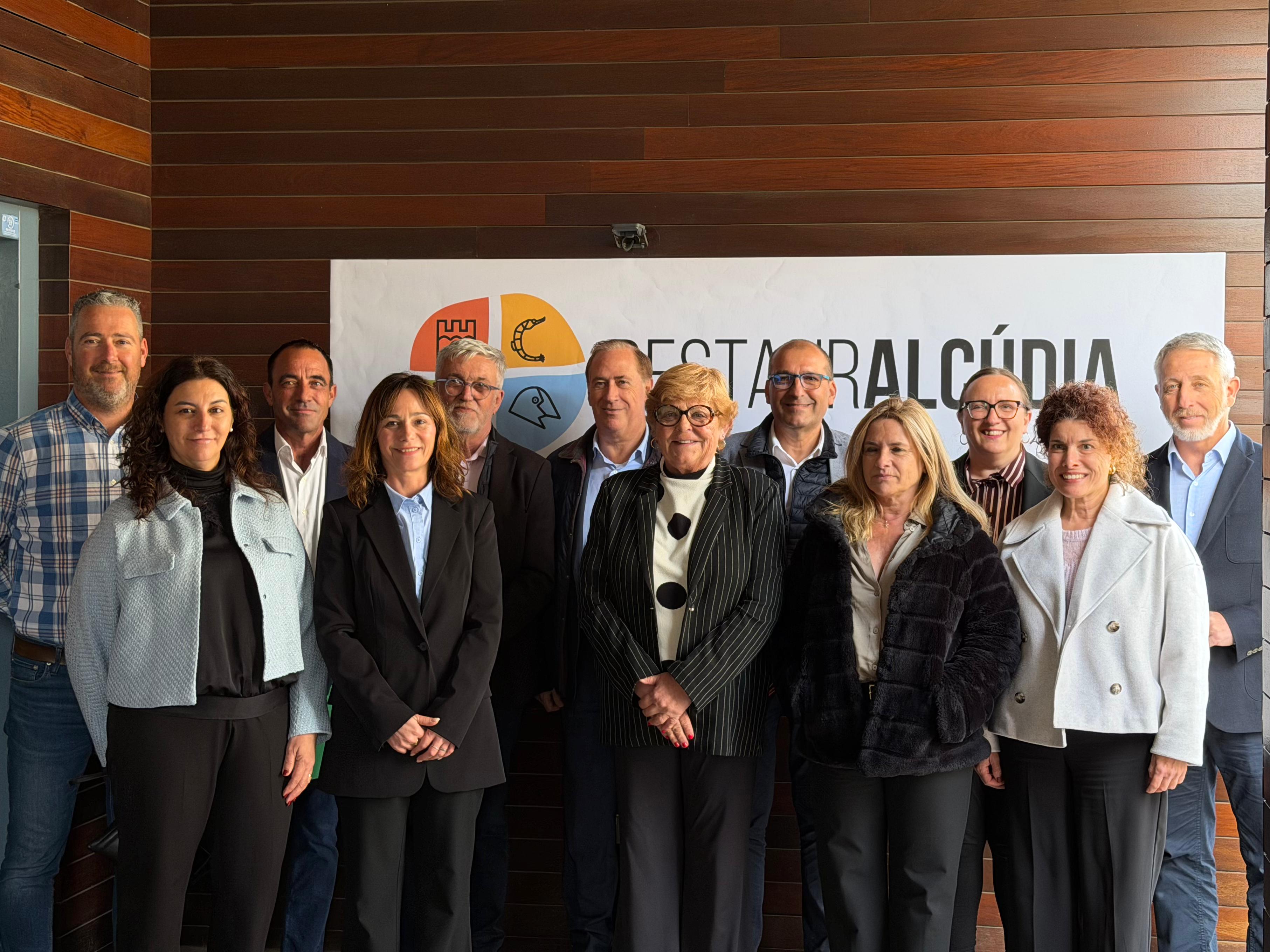 Fotografia de les autoritats i participants durant l’acte de clausura del projecte RestaurAlcúdia.