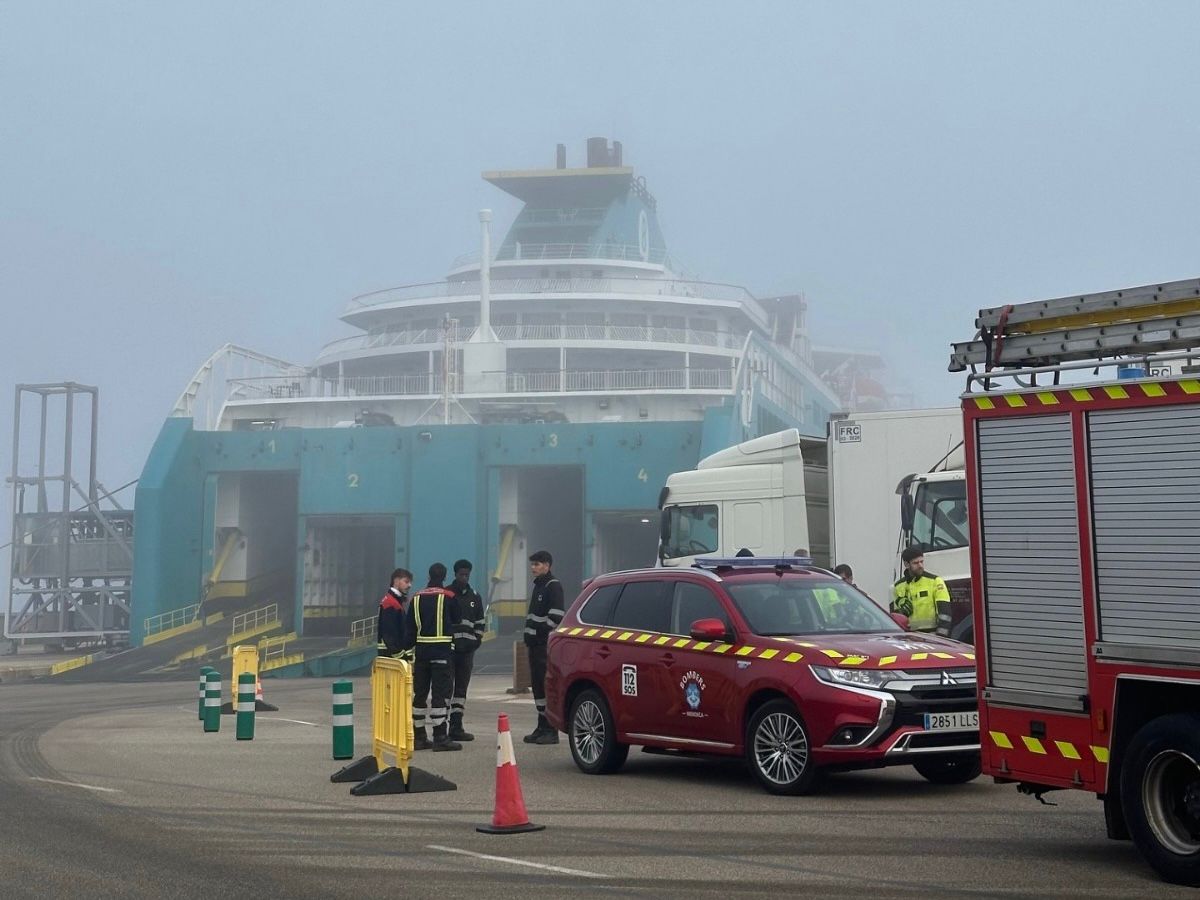 Visita tècnica dels bombers de Menorca al port de Ciutadella