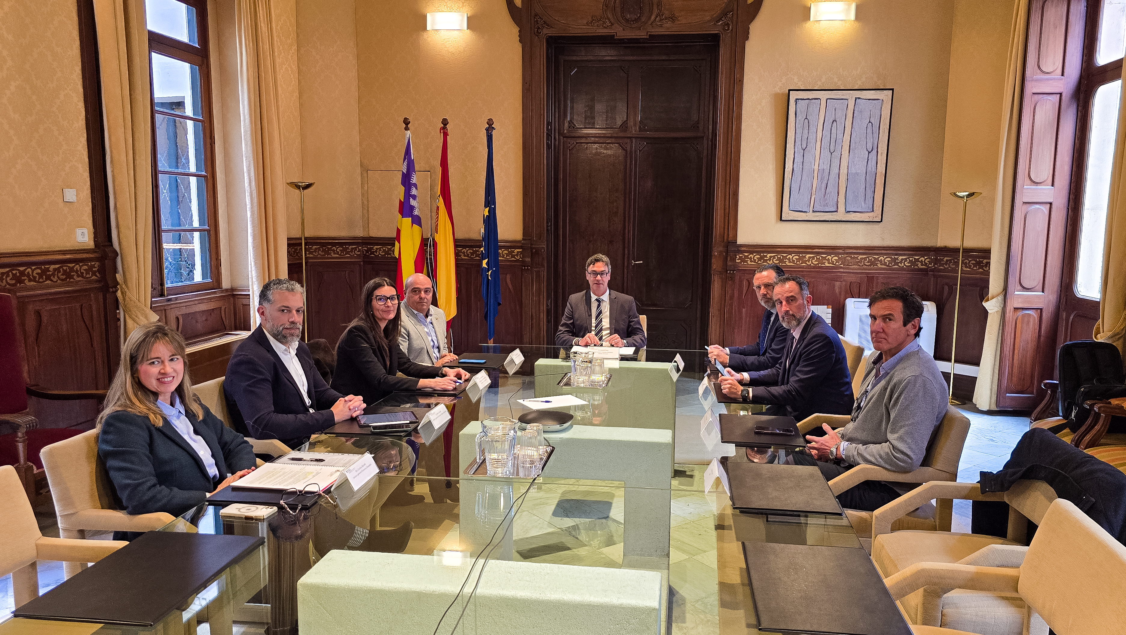 Antoni Costa i Alejandro Sáenz de San Pedro, reunits amb els representants del sector de la construcció