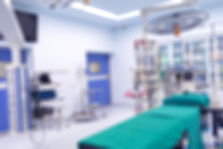 Imatge borrosa d'un quiròfan buit