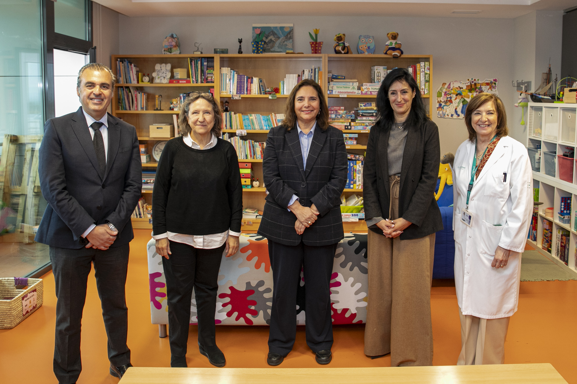 Els consellers Antoni Vera i Manuela García visiten l’aula hospitalària Maria Antònia Pascual de l’Hospital Universitari Son Espases
