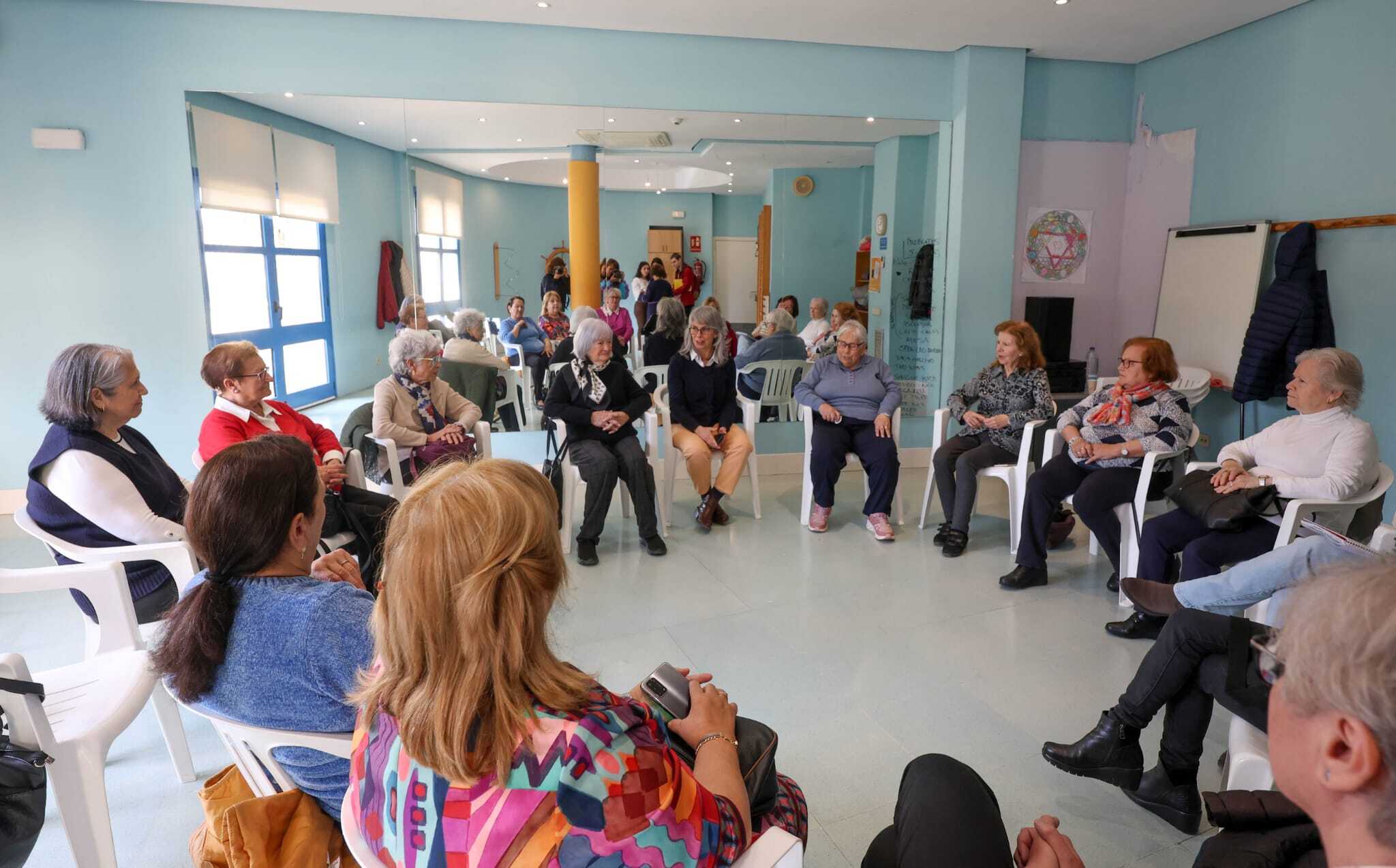Grup de dones assistents a un dels tallers de gestió emocional a la Llar d’Eivissa.