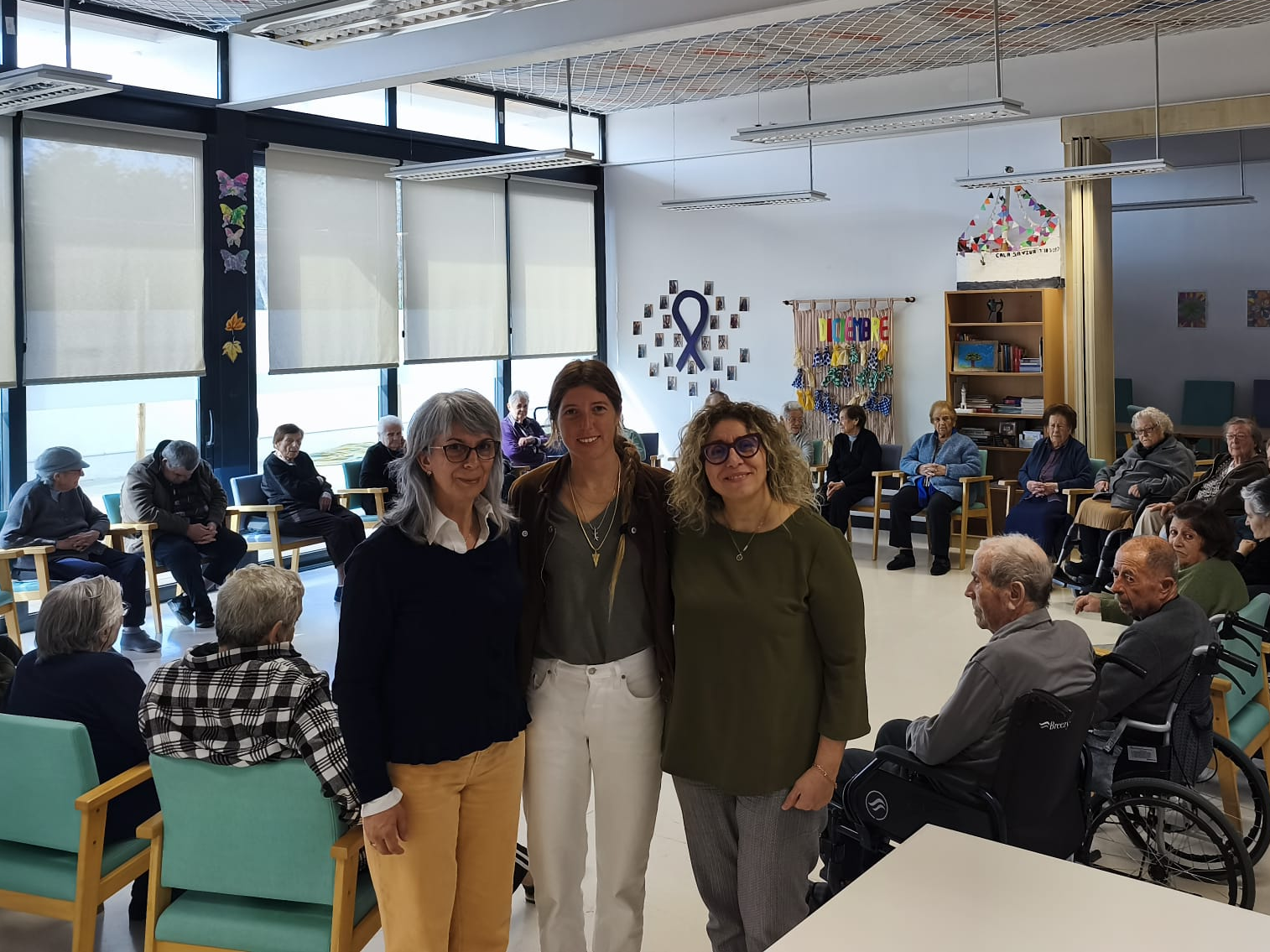 La directora general de Salut Mental, Carme Bosch; la docent del curs Mónica Macrescu, i la cap de servei de Coordinació i Planificació en Salut Mental, Lola Gabaldón