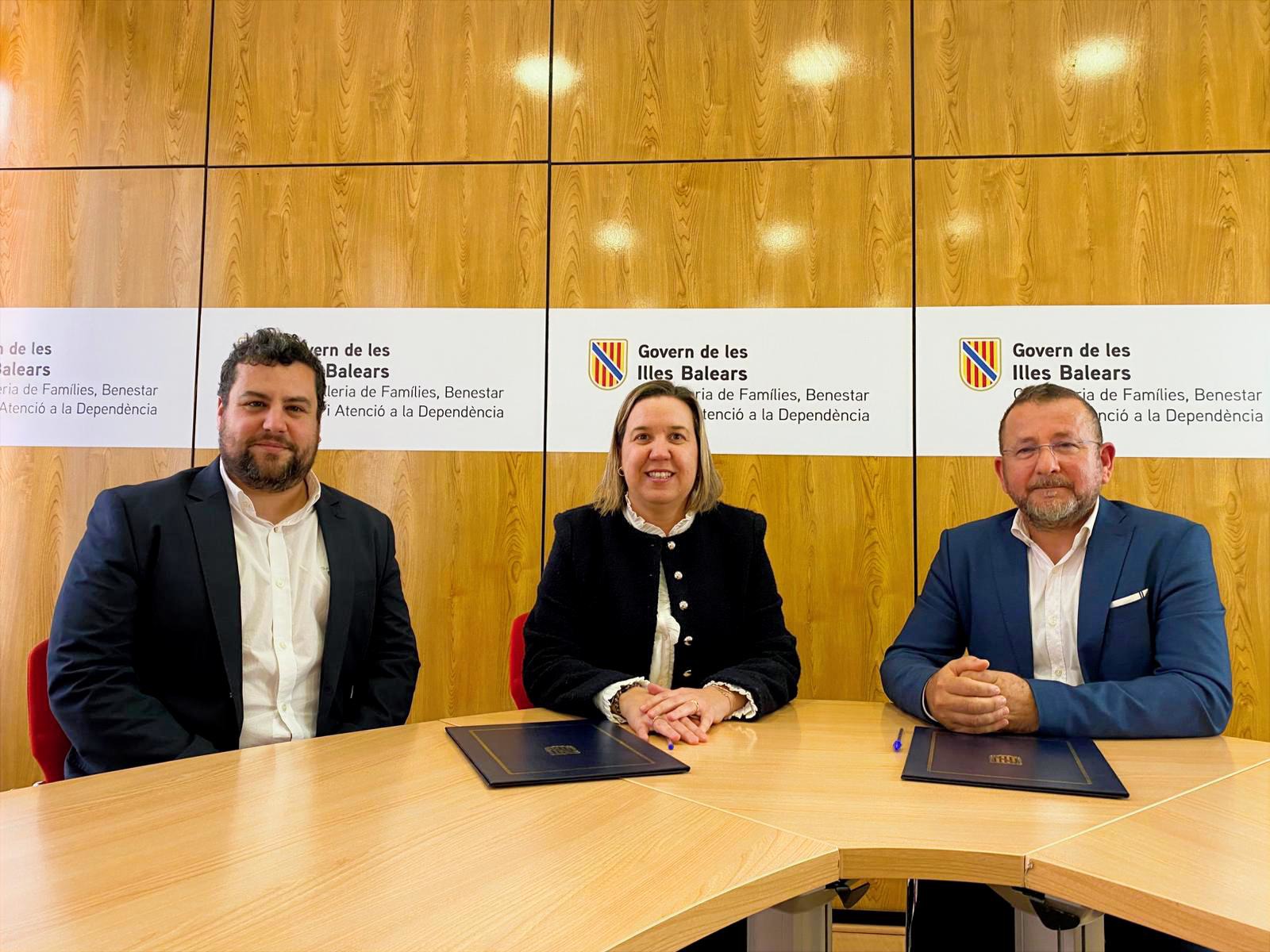 D'esquerra a dreta: el director de l'IBJOVE, Tomàs Amer, la directora general de Famílies, Infància, Joventut, Diversitat i Igualtat, Catalina Isern, i el president del Col·legi de Dietistes-Nutricionistes, Manuel Moñino.