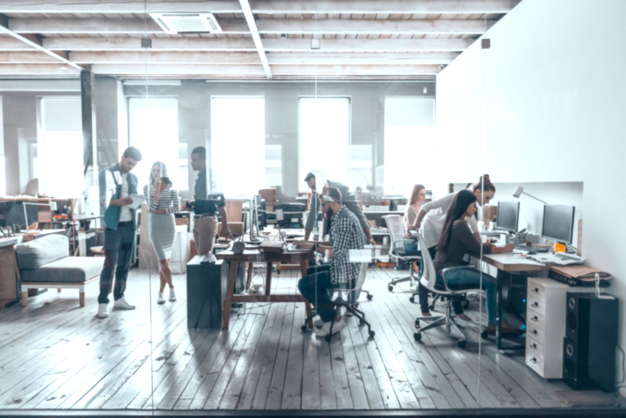 Una oficina amb treballadors joves.