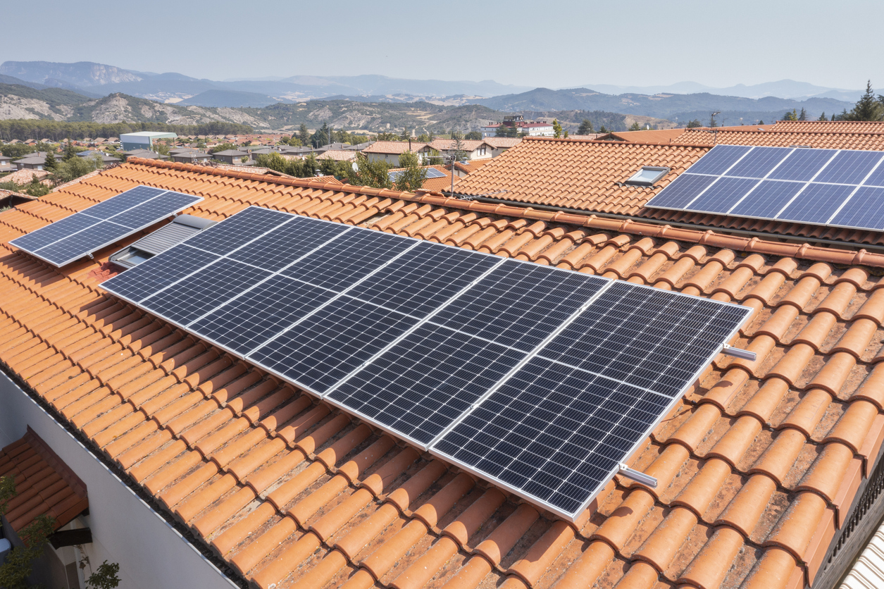 Panells solars a la teulada d'una casa