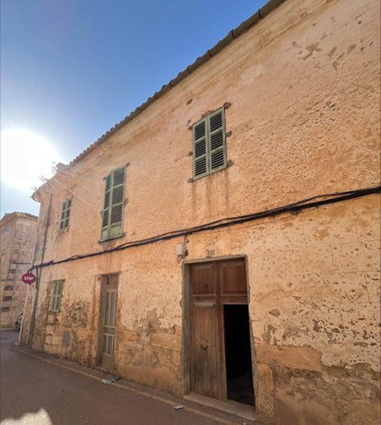 Façana de l'edifici de l'antiga Cambra Agrària de Sant Joan.