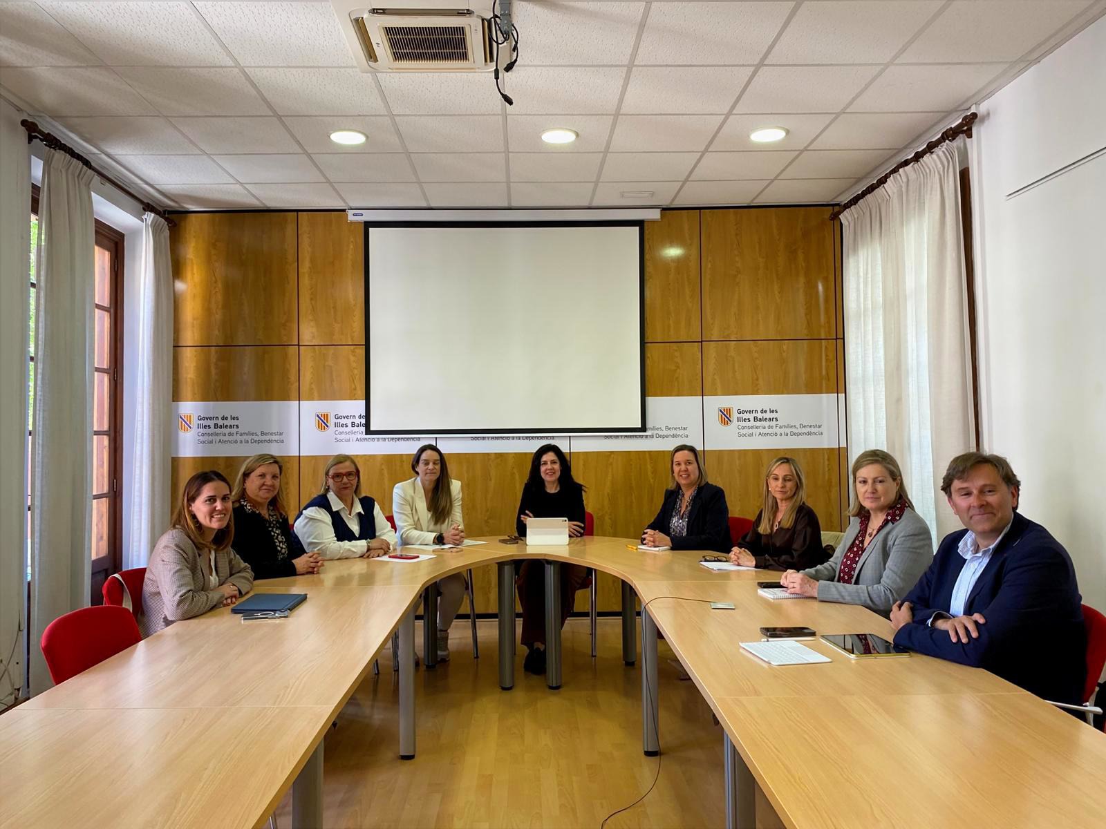 La consellera Sandra Fernández reunida amb membres del seu equip i amb representants dels consells insulars, l’Ajuntament de Palma i la Federació d’Entitats Locals de les Illes Balears (FELIB).