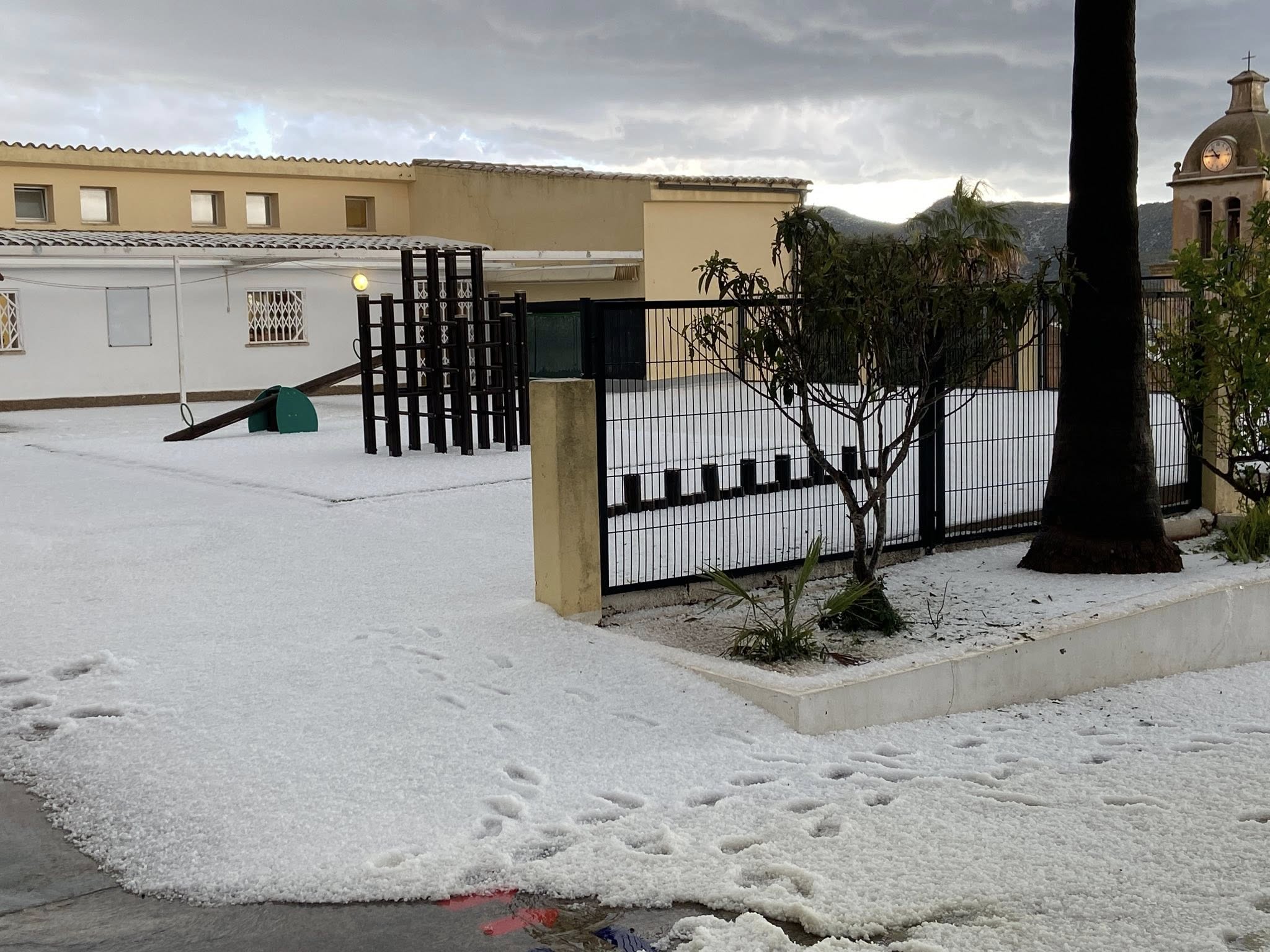 Façana i pati del CEIP s'Alzinar, amb neu