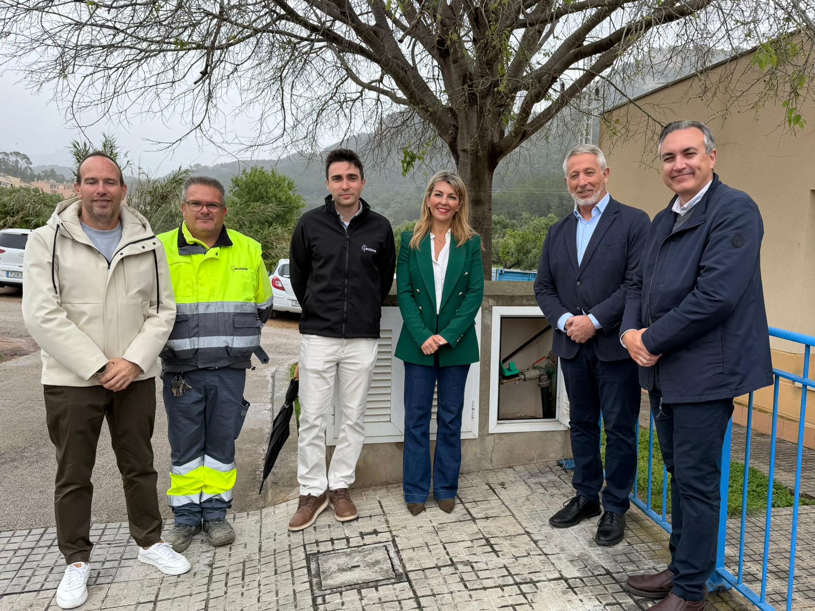 El director general de Recursos Hídrics, Joan Calafat, la batlessa d’Andratx, Estefanía Gonzalvo, i el tinent de batle, Joan Forteza, entre altres 