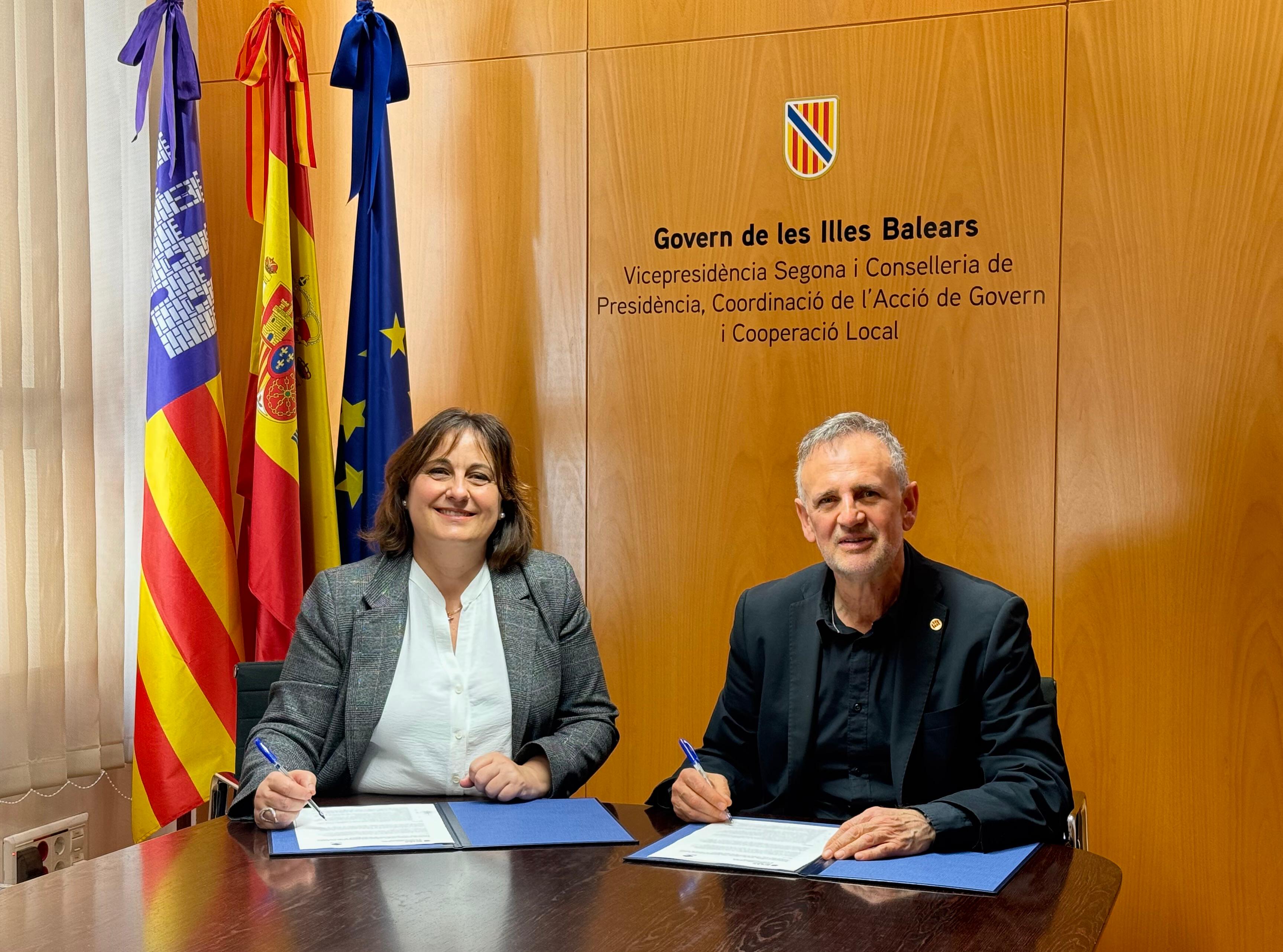 La vicepresidenta segona i consellera de Presidència, Coordinació de l’Acció de Govern i Cooperació Local, Antònia Maria Estarellas, i el rector de la UIB, Jaume Carot.