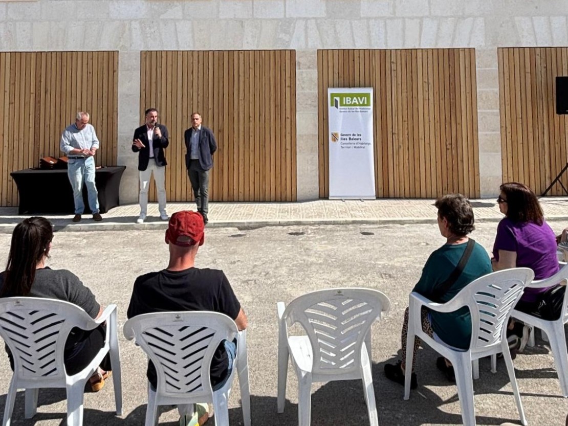 Les autoritats presenten la promoció a les persones adjudicatàries.  