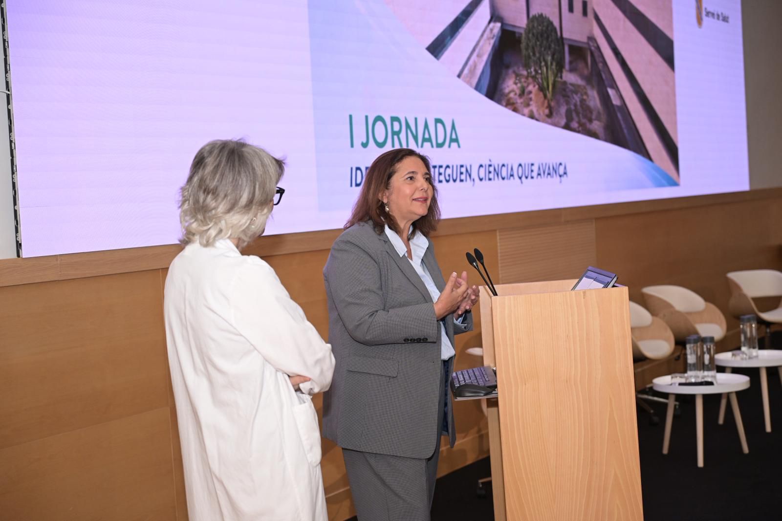 La consellera de Salut a la inauguració de les jornades centrades en la innovació i la recerca, que ha reunit experts de referència en intel·ligència artificial aplicada a la salut.