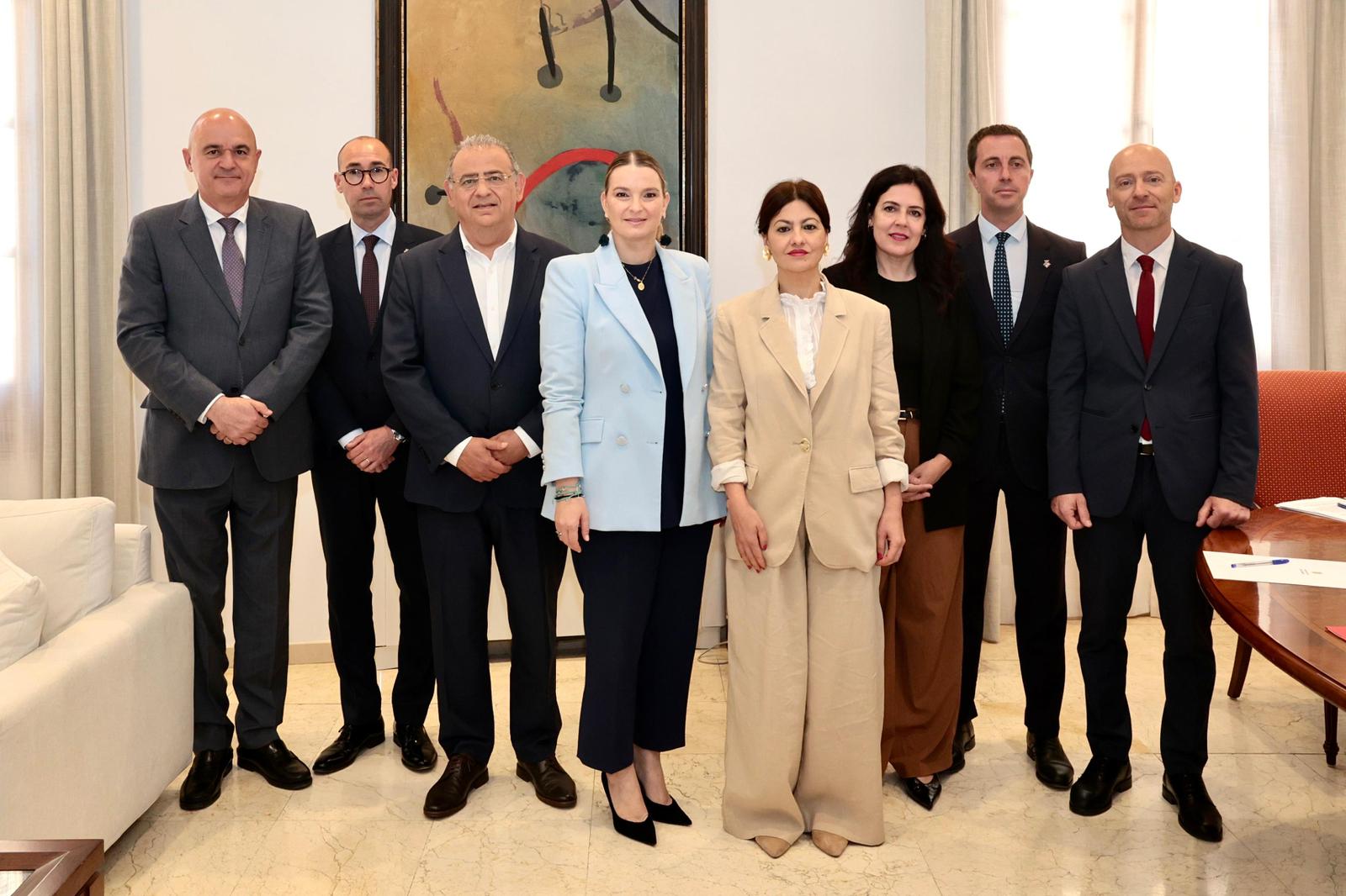 La presidenta Prohens, la ministra Rego, els presidents dels Consells insulars, la consellera Fernández i el delegat del Govern espanyol, Alfonso Rodríguez.