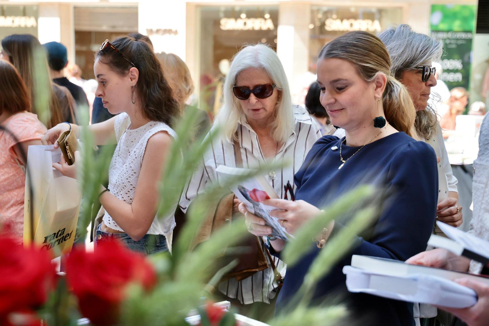 Marga Prohens en una paradeta de llibres i roses.