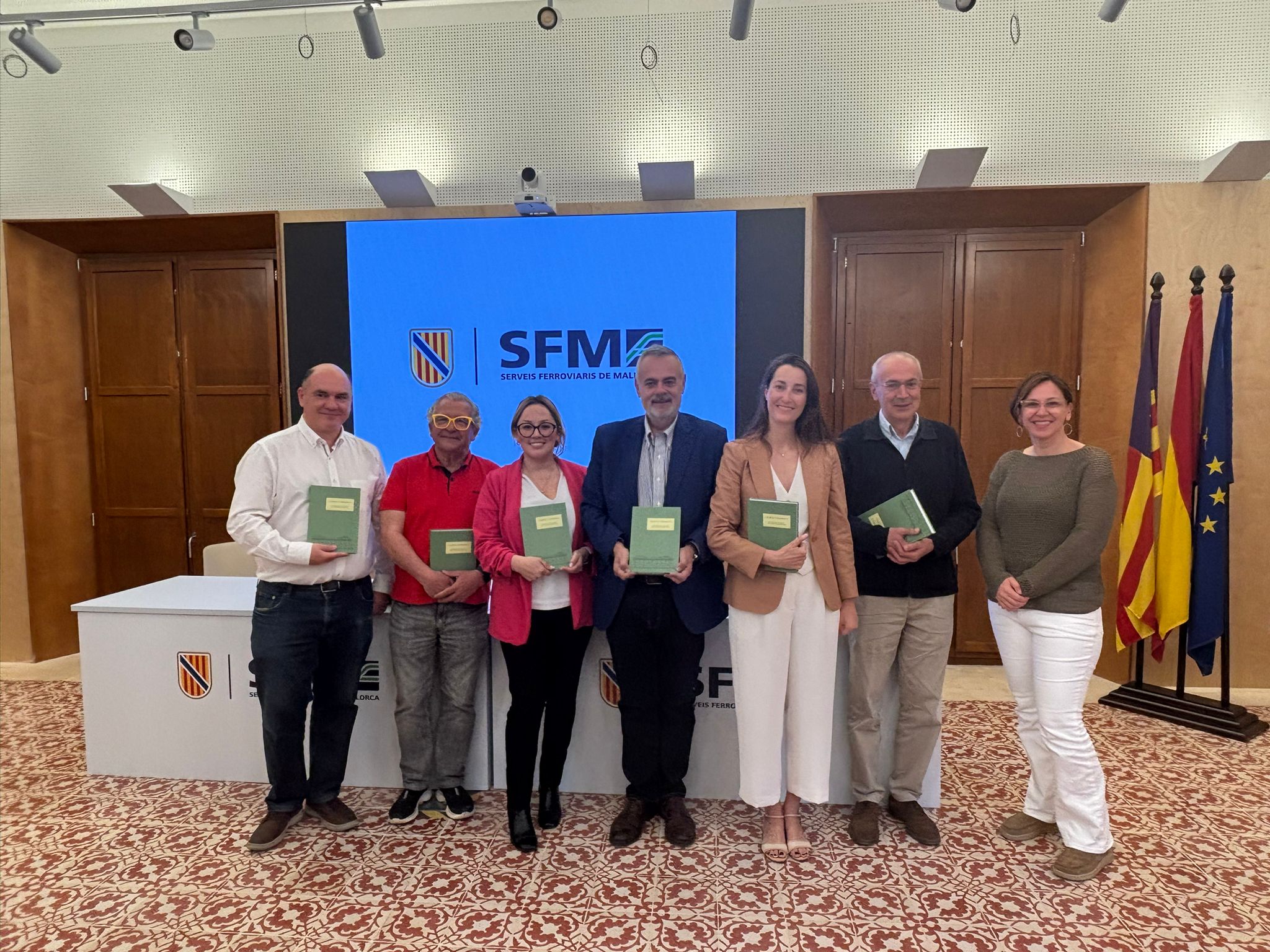 Fotografia d'autoritats i responsables de l'elaboració del llibre.