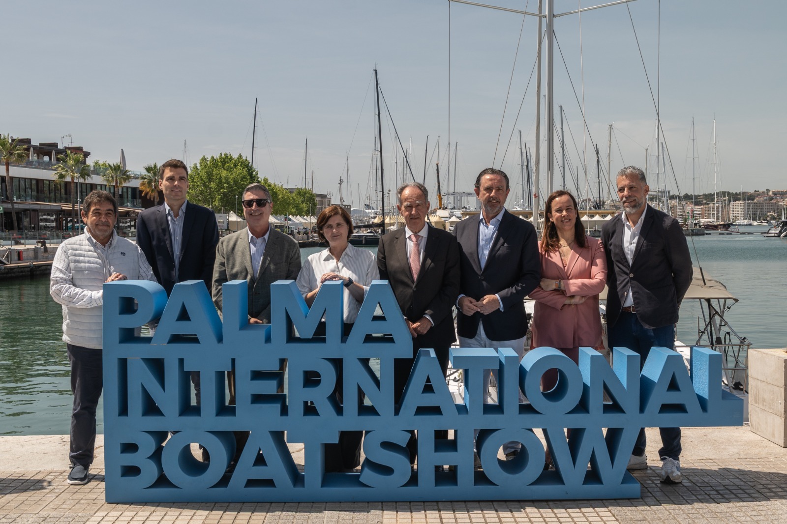 Fotografia de grup de les autoritats implicades en el Palma International Boat Show.