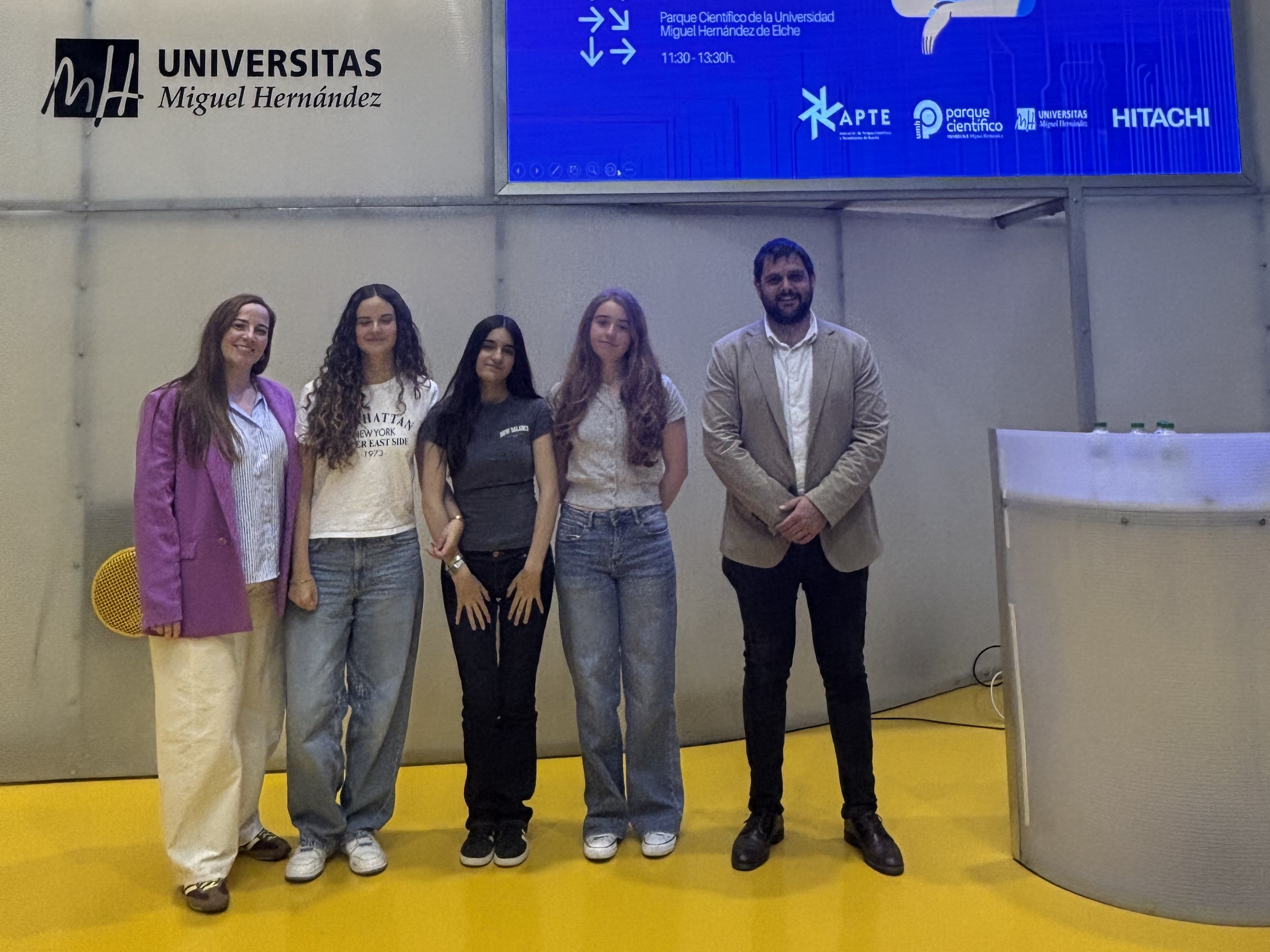 El delegat territorial del CentreBit Eivissa, Daniel Juan, juntament amb la docent María Patricia Vivanco i les alumnes guardonades.