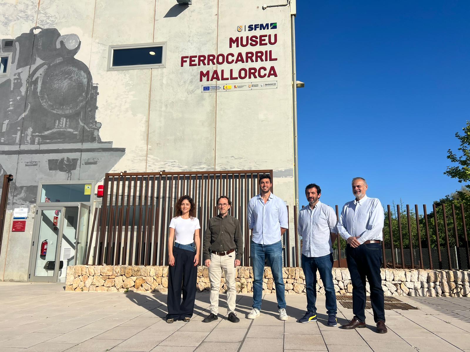 Autoritats davant el Museu del Ferrocarril de Mallorca