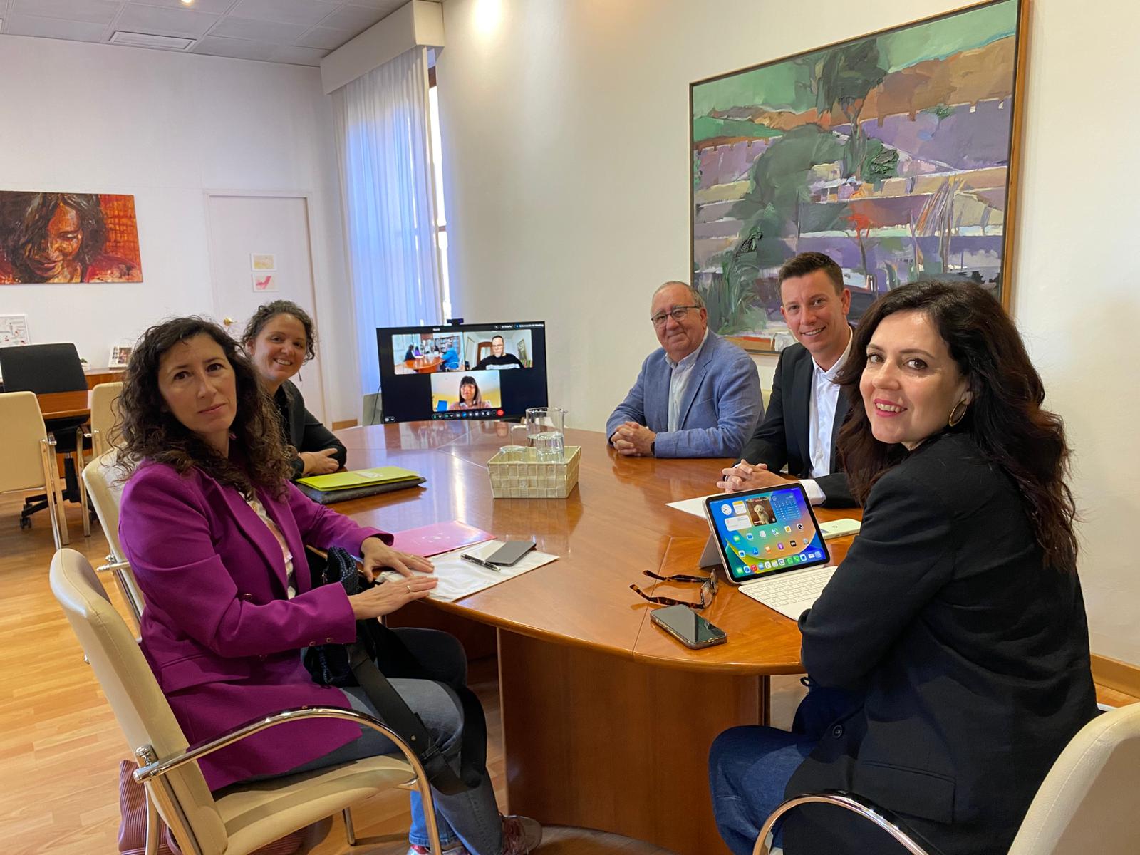 La consellera de Famílies, Benestar Social i Atenció a la Dependència, Sandra Fernández, reunida amb els portaveus parlamentaris de la Comissió d'Afers Socials, Igualtat i Drets Humans dels diferents grups polítics.