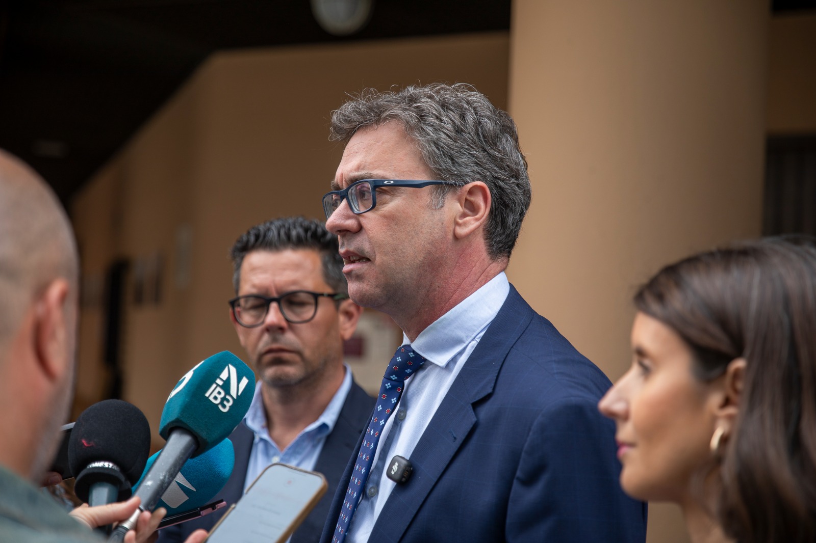 El vicepresident Antoni Costa atén els mitjans de comunicació. 