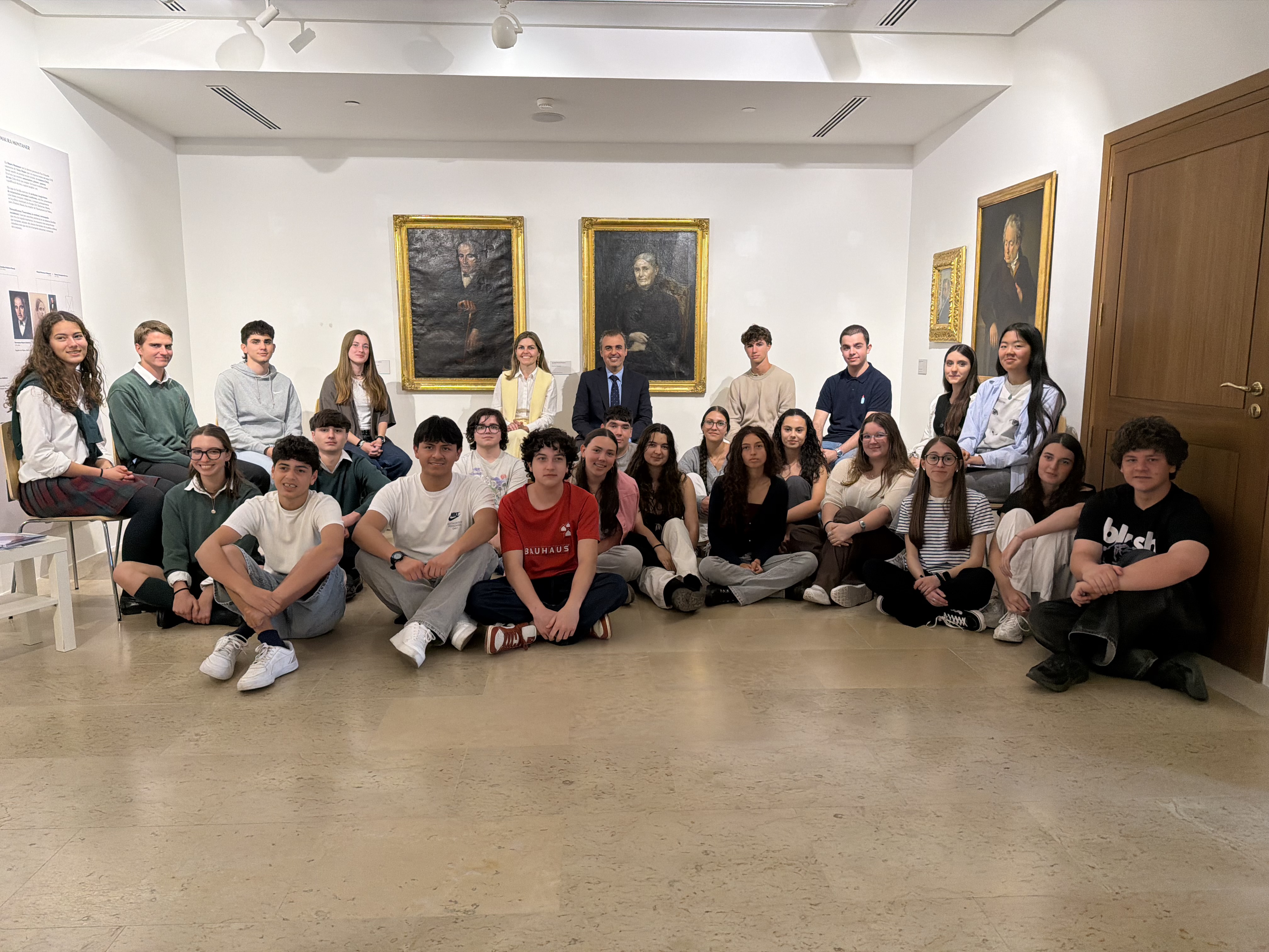 El conseller Vera i vuit alumnes de 2n de batxillerat participen en la taula rodona «Parlam de Maura»