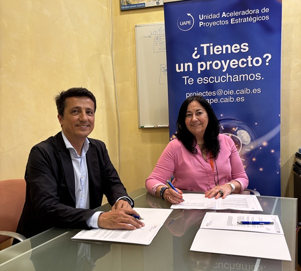 La directora general de Projectes Estratègics, Fons Europeus i Simplificació Administrativa, Bárbara Barceló, amb el degà del Col·legi Oficial d’Arquitectes de les Illes Balears, Bernat Nadal
