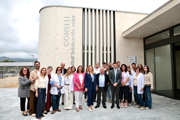 La presidenta Prohens i la consellera García amb altres autoritats i personal de la nova Unitat Bàsica de Salut Consell