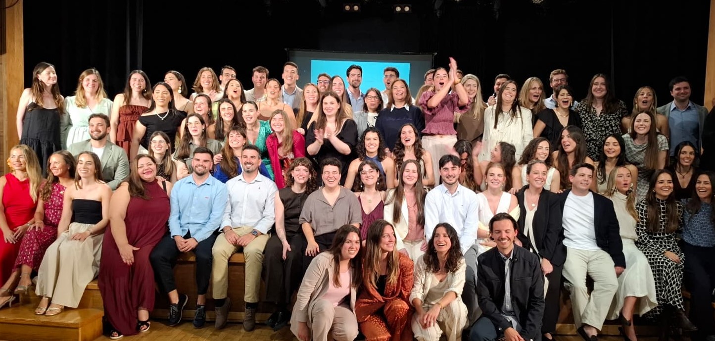 Fotografia de grup dels estudiants residents que han finalitzat la seva formació amb la consellera García. 