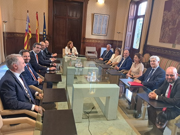  La directora general del Tresor, Política Financera i Patrimoni, Susana Pérez, amb responsables d'entitats financeres