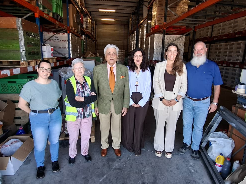 La consellera Fernández, amb representants del Banc d'aliments. 