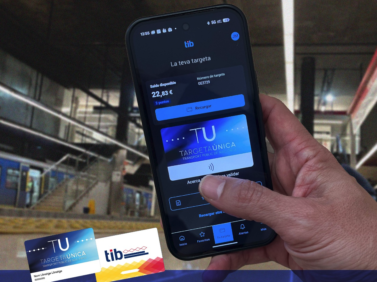 Una mà sosté un telèfon mòbil que té la targeta única virtual a la pantalla. 