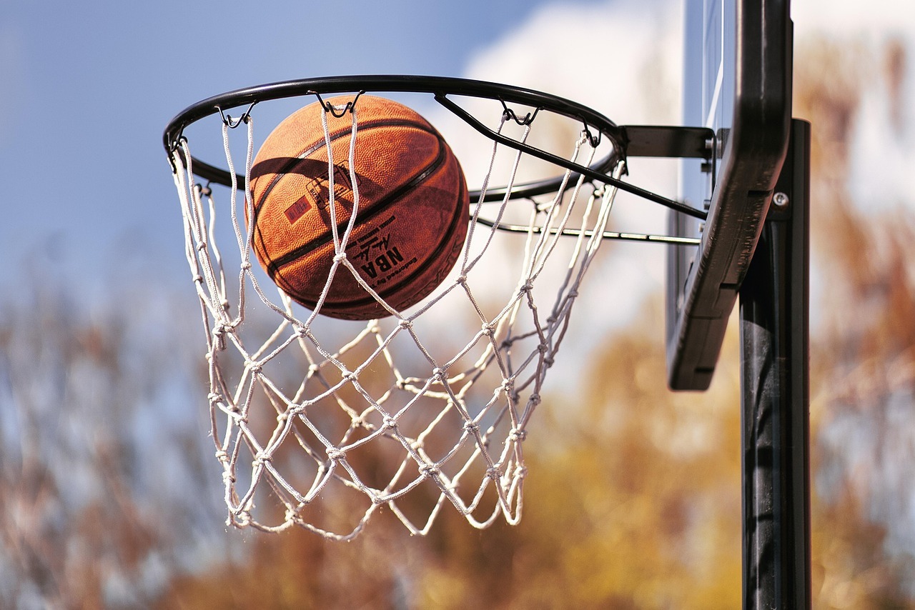 Imatge d'una cistella de bàsquet amb una pilota