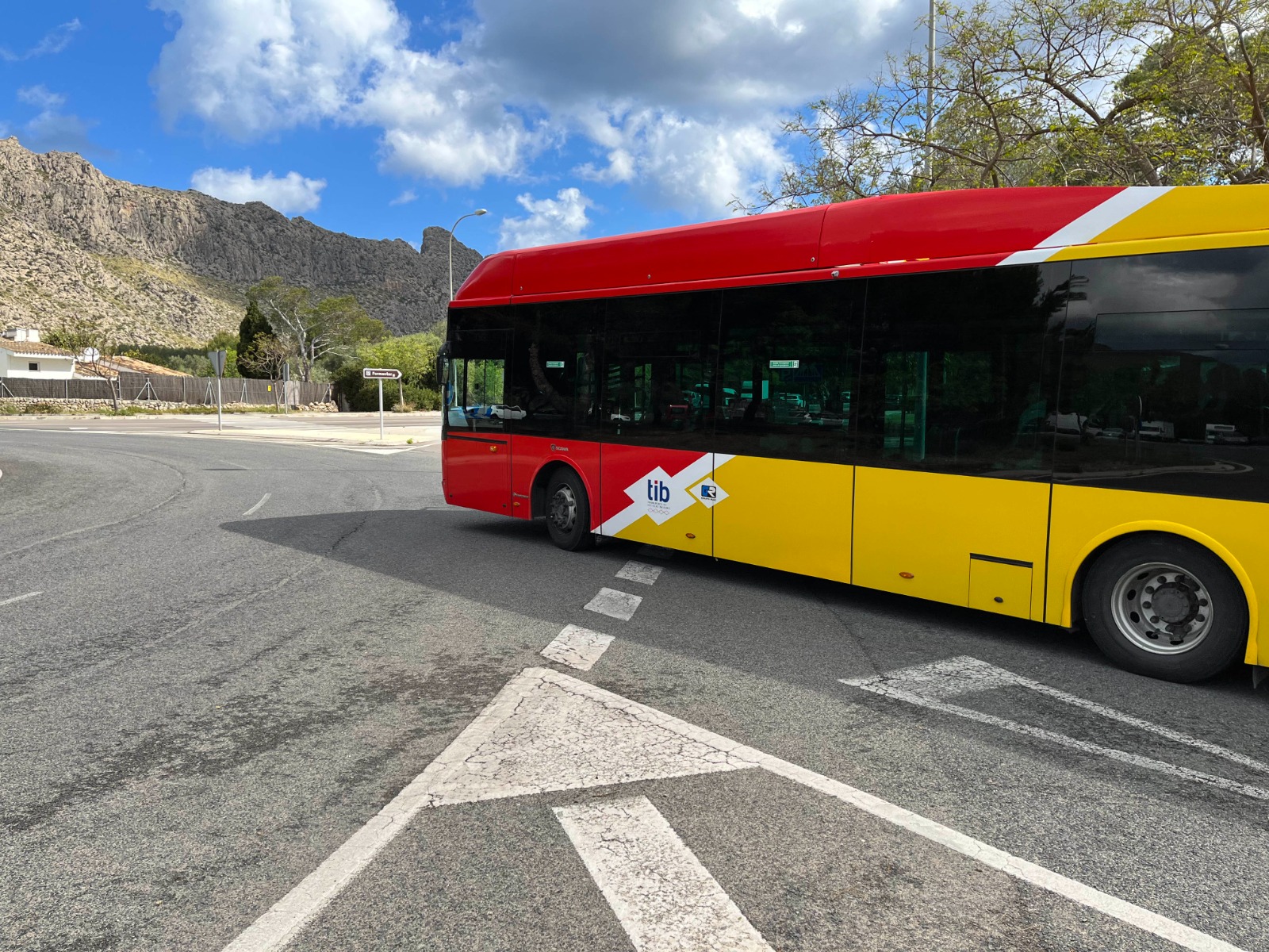 Imatge d'un autobús entrant en una rotona
