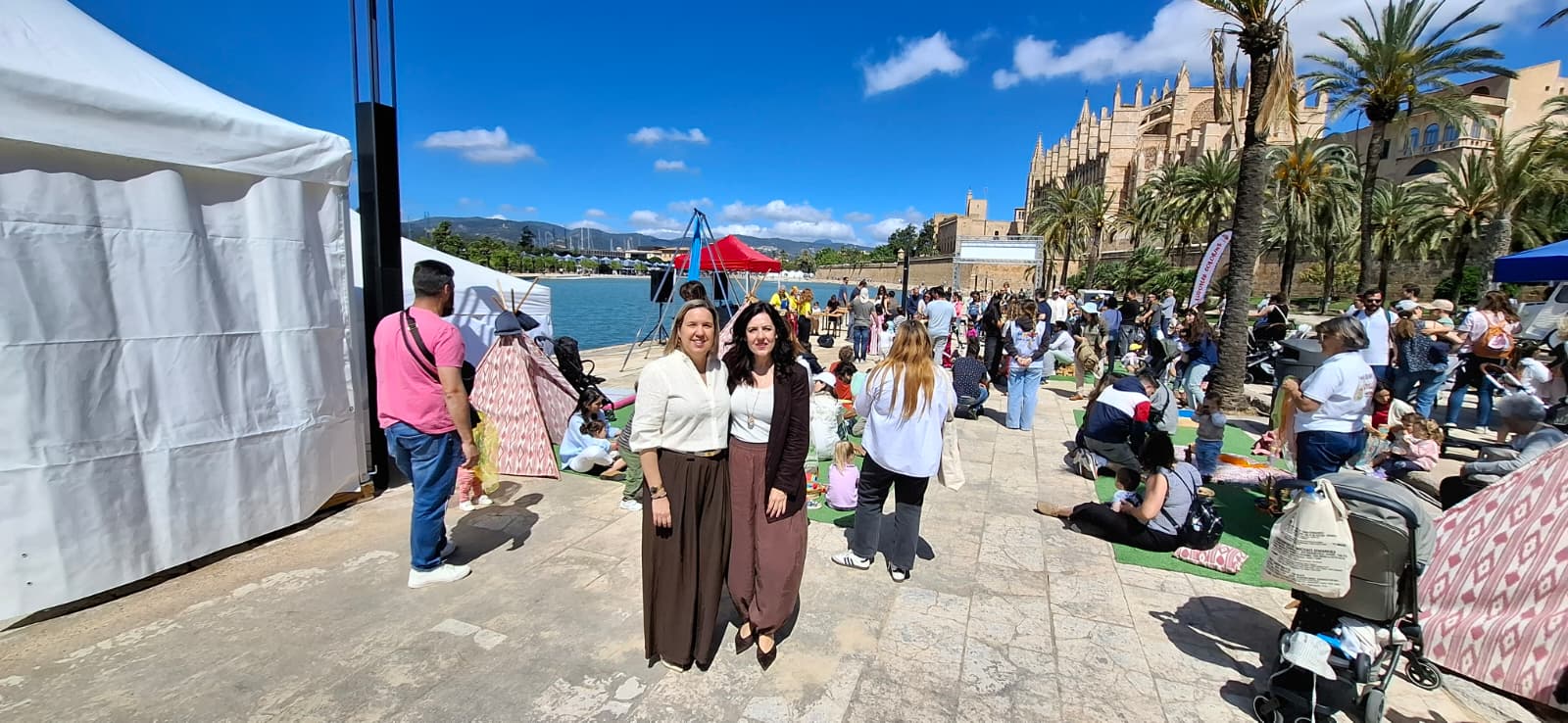La consellera Sandra Fernández i la directora general de Families, Catalina Isern, avui al Parc de la Mar