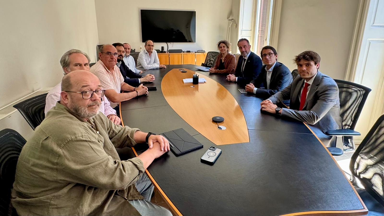 Reunió amb representants de diverses patronals del sector del taxi i els vehicles d’arrendament amb conductor (VTC).