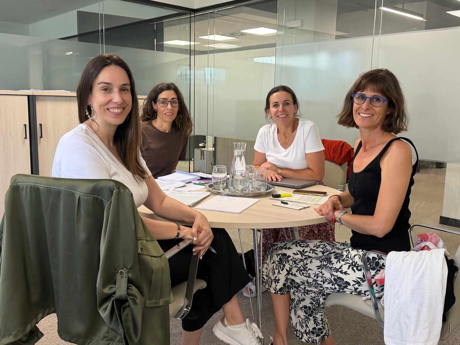 La directora general de Conciliació i Igualtat en l’àmbit laboral, Margalida Darder, reunida amb les representants de l’Associació de Famílies Monoparentals de les Illes Balears (FAMOIB).