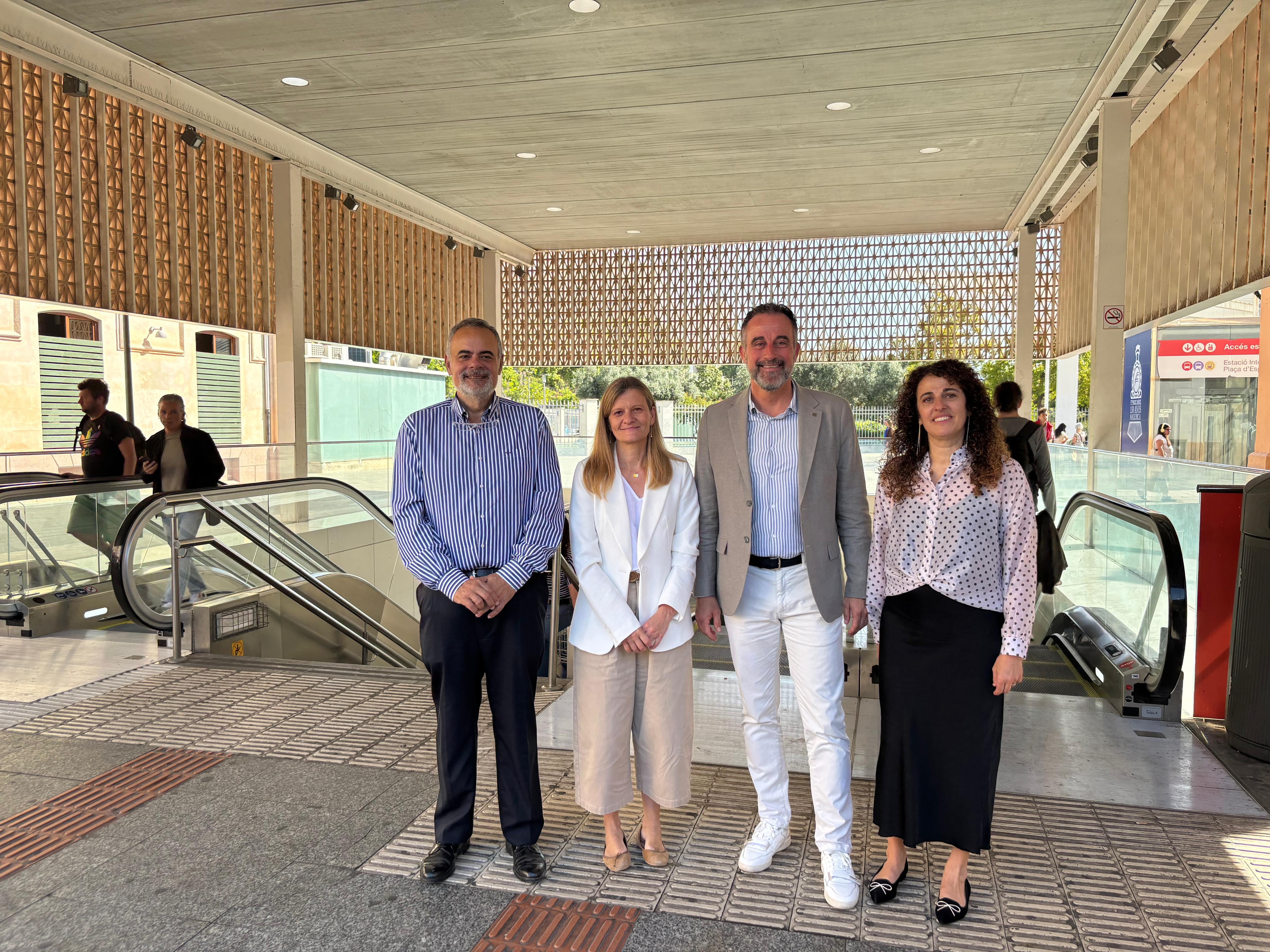 D'esquerra a dreta, el gerent de Serveis Ferroviaris de Mallorca, José Ramón Orta; la gerent del Consorci de Transports de Mallorca, Lluïsa Serra; conseller d’Habitatge, Territori i Mobilitat del Govern, José Luis Mateo, i la directora general de Mobilitat, Lorena del Valle, a l'Estació Intermodal. 