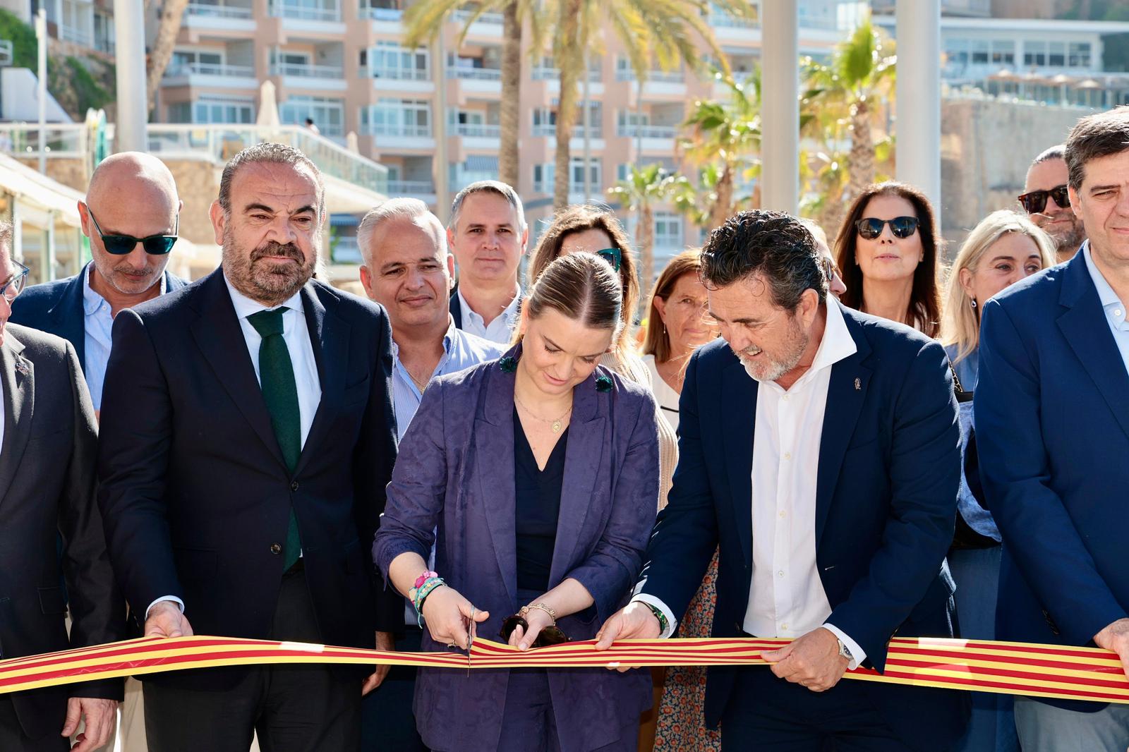 La presidenta del Govern i el batle de Calvià tallen la cinta de la inauguració. 