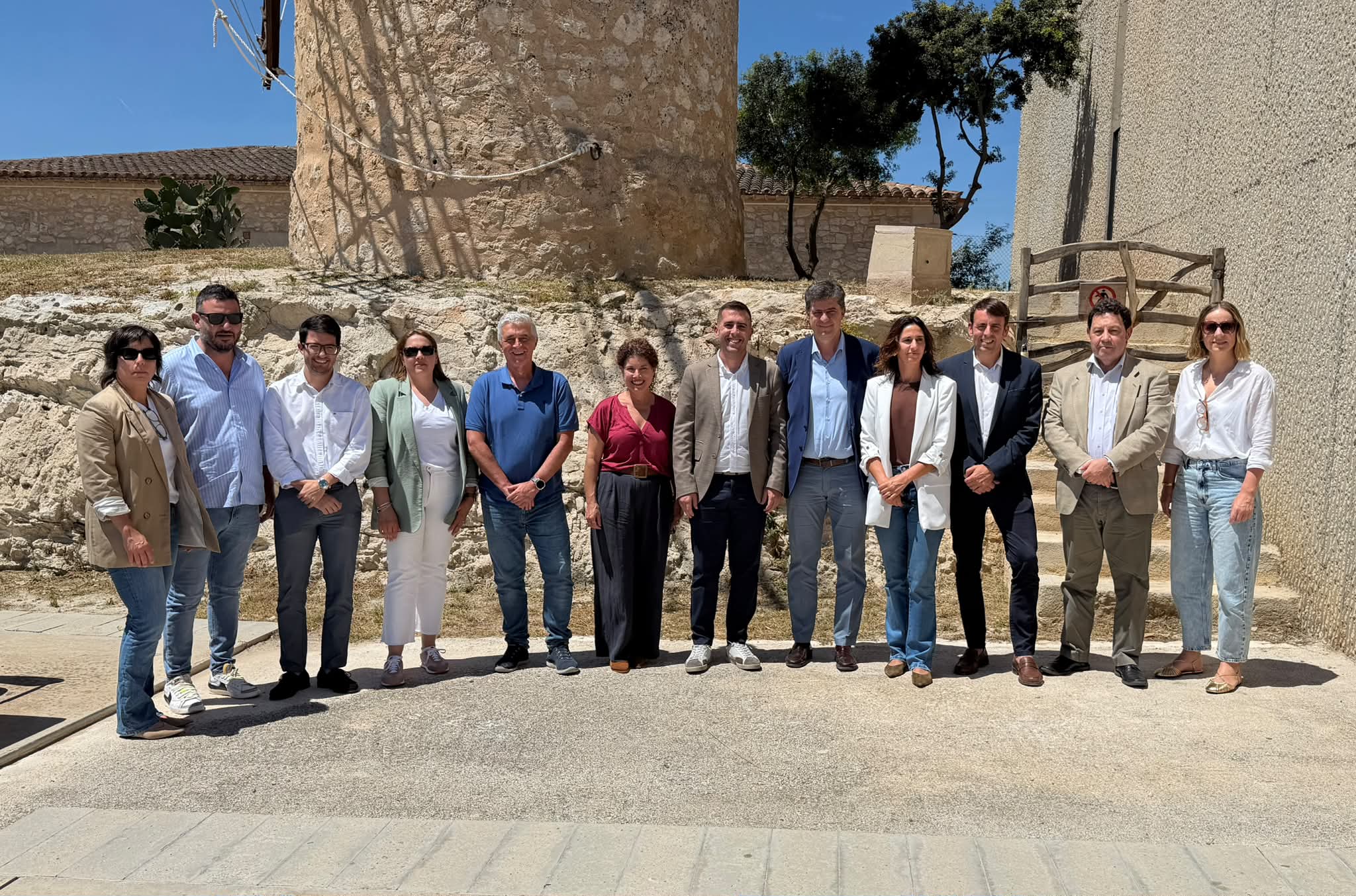 Fotografia de les autoritats a l'edifici de l'Ecomuseu del Molinar.
