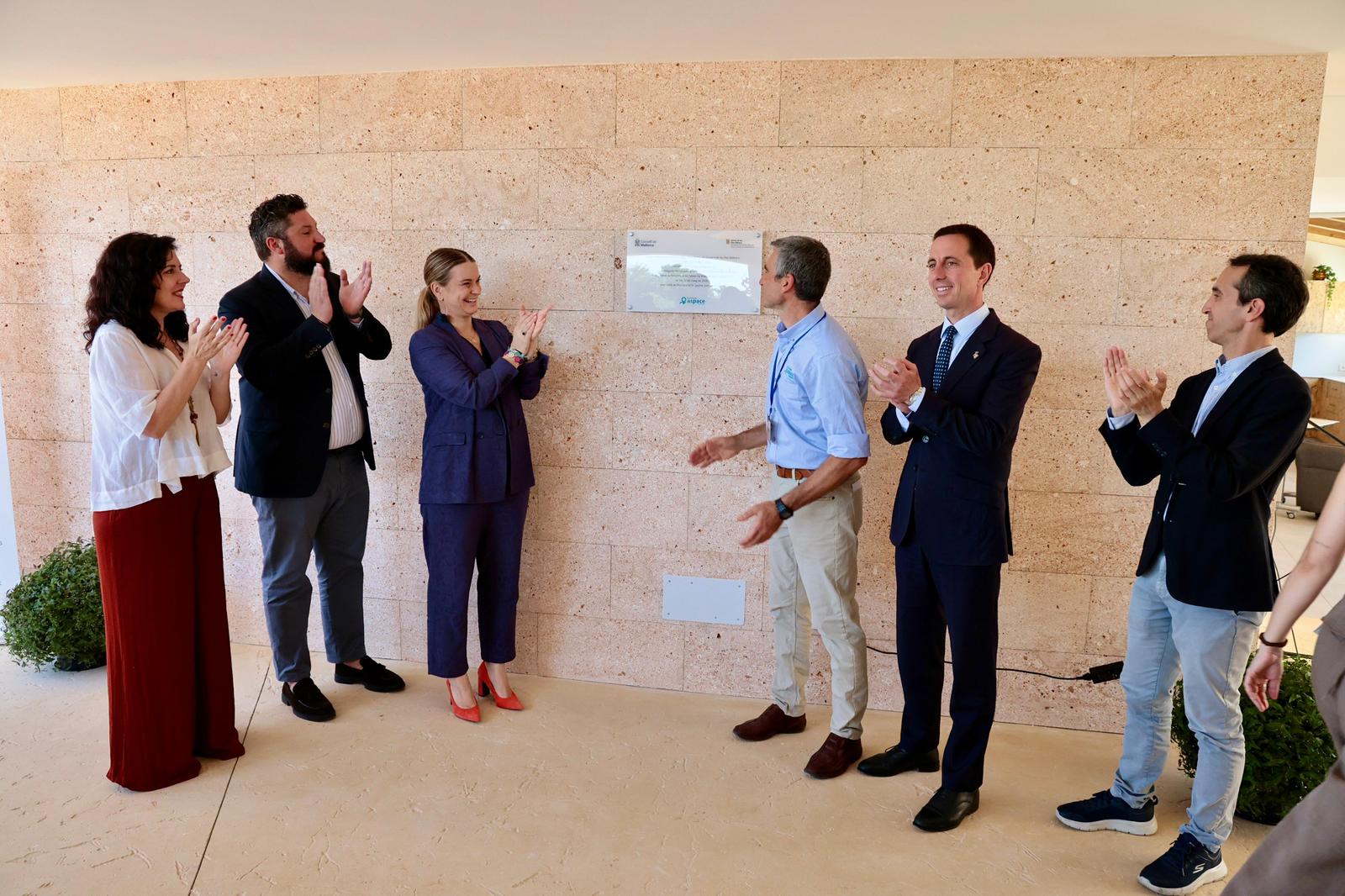  La presidenta del Govern, Margalida Prohens, ha descobert la placa inaugural del projecte Nola amb el president d’Aspace, Óscar Delgado, davant de la resta d'autoritats.