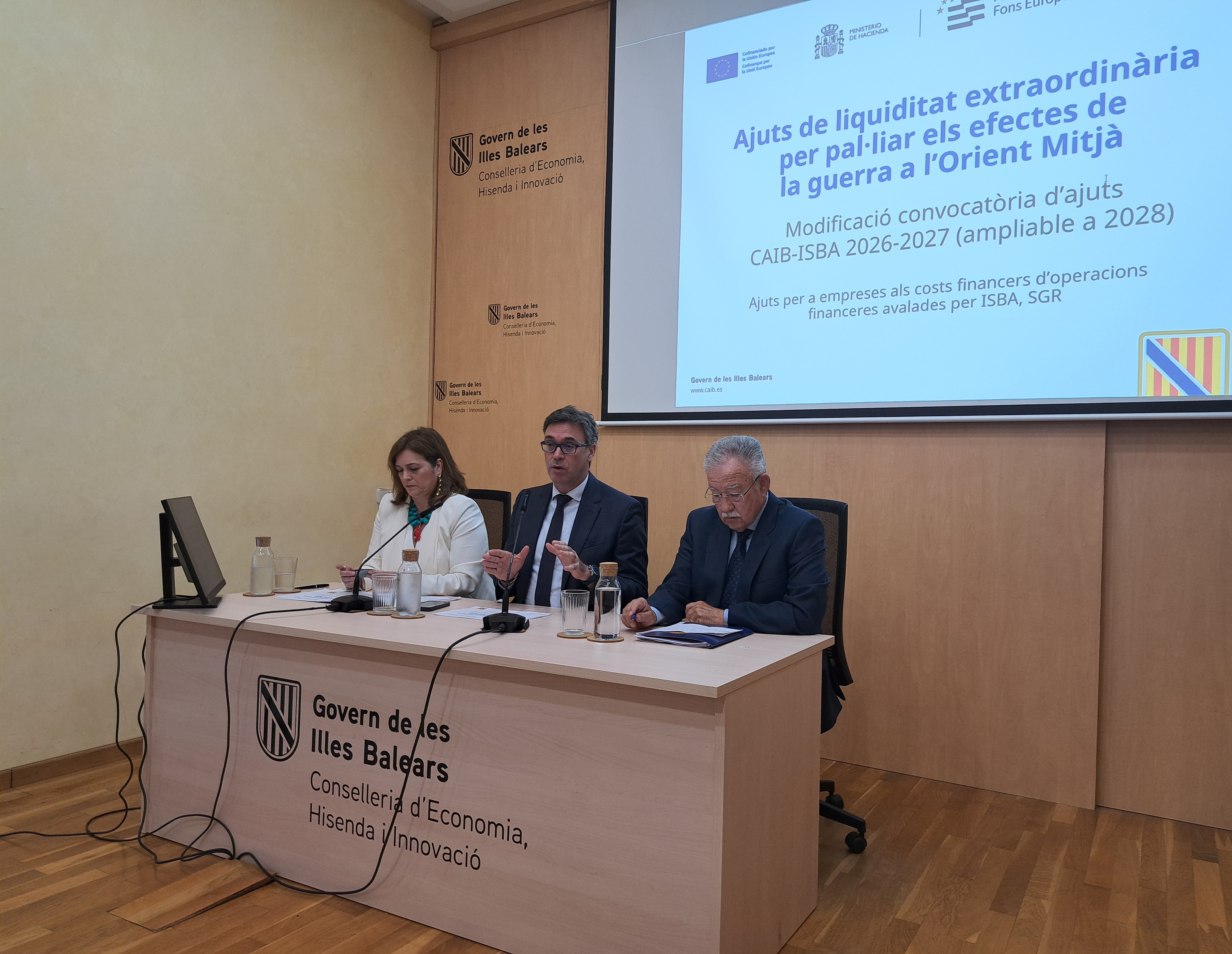 El vicepresident Costa, acompanyat pel president d'ISBA i la directora general del Tresor, Política Financera i Patrimoni, durant la roda de premsa
