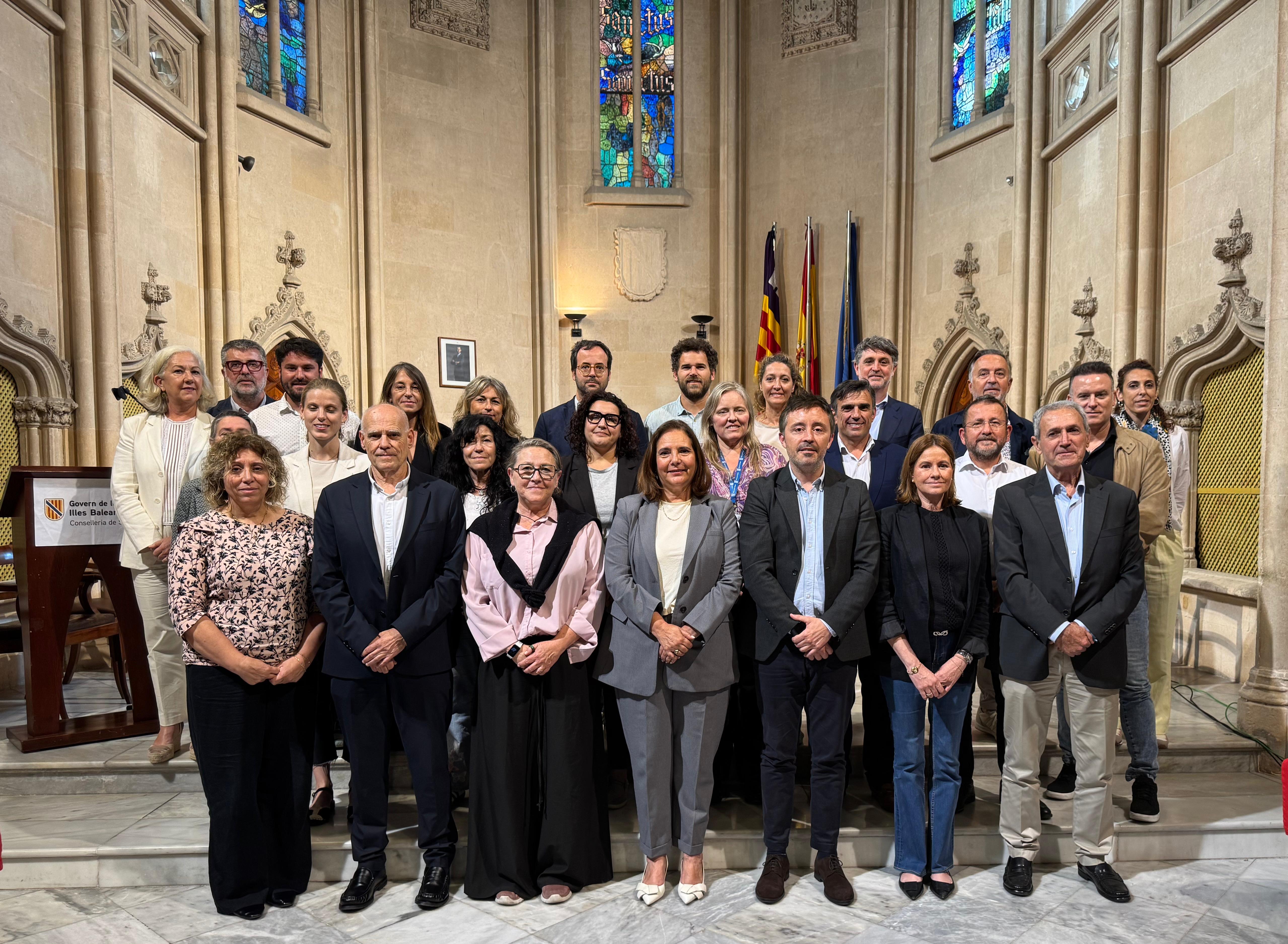 La consellera de Salut, en el centre, amb els membres del Consell de Salut de les Illes Balears.
