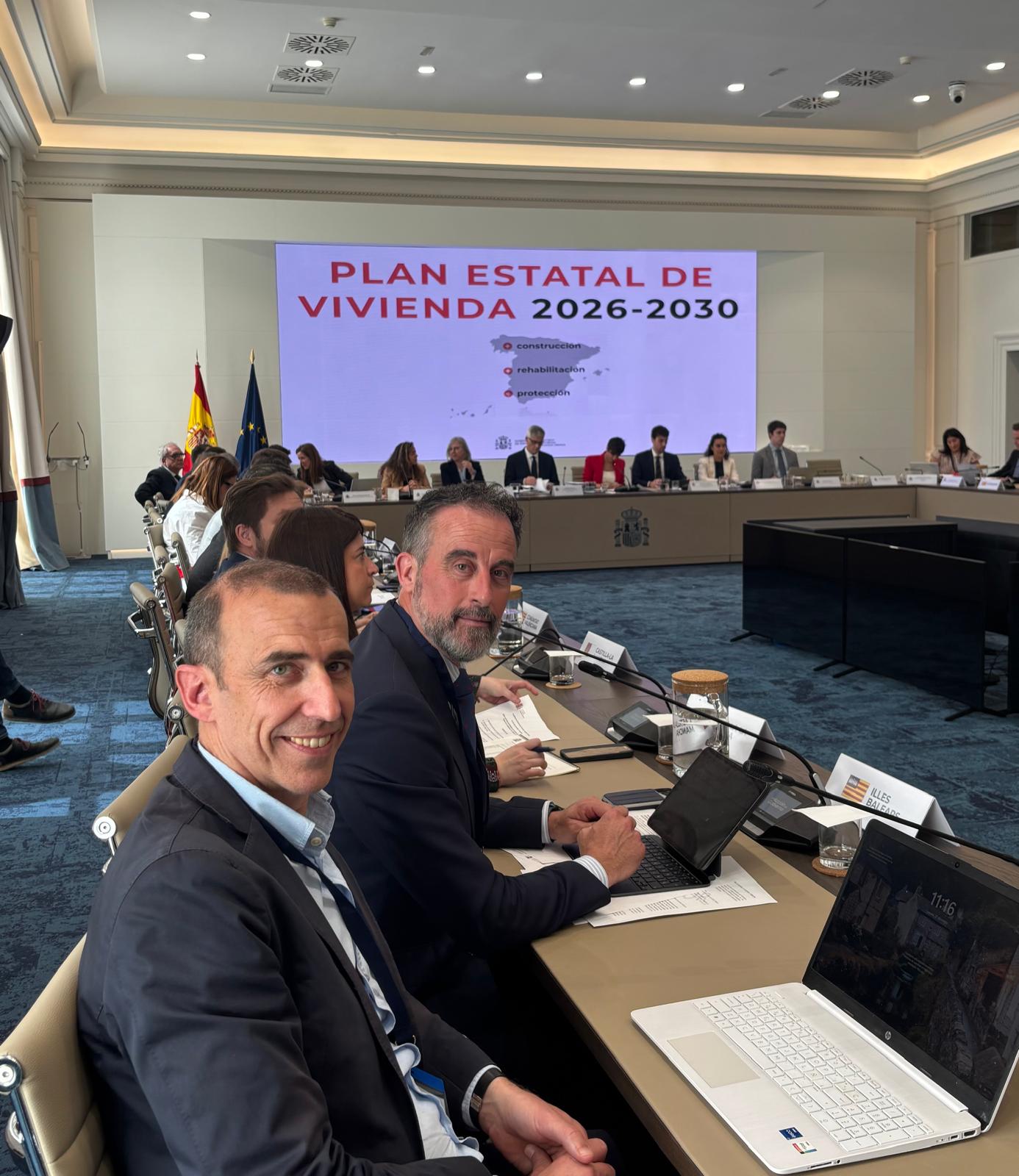 El conseller José Luis Mateo i el director general José Francisco Reynés, a l'inici de la Conferència sectorial d'Habitatge a Madrid.