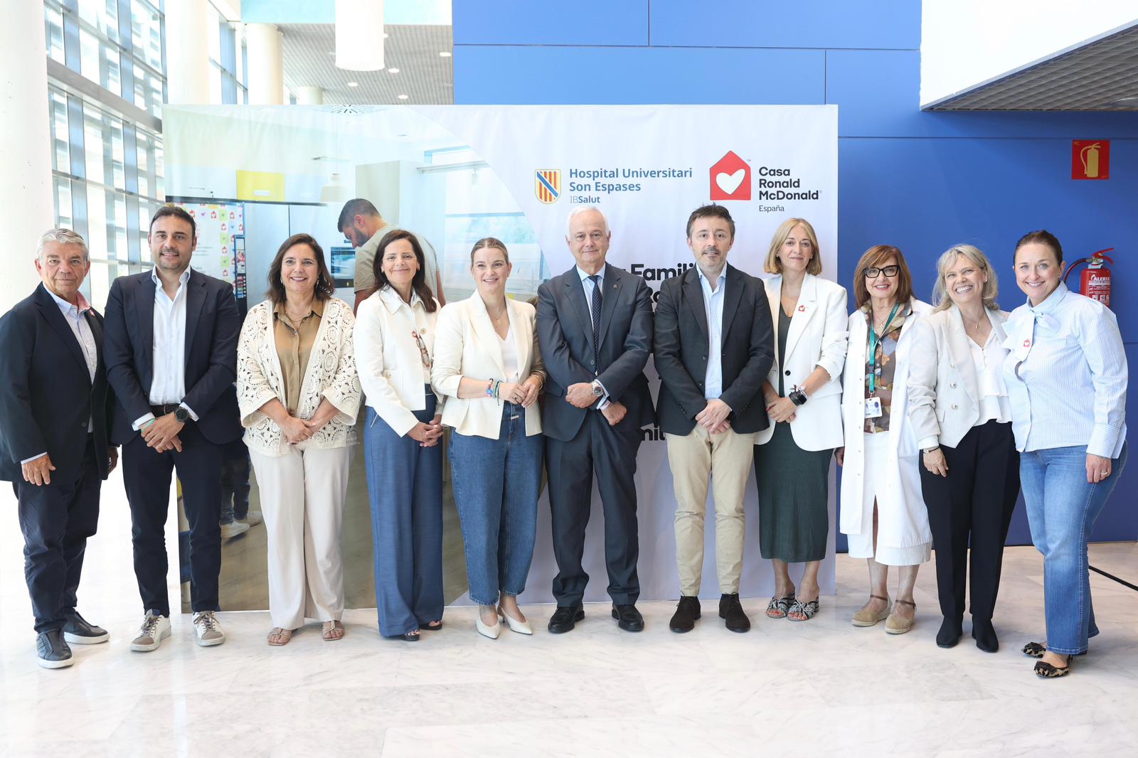  Fotografia de les autoritats, encapçalades per la presidenta Prohens, durant la presentació de la Sala Familiar Casa Ronald McDonald de Son Espases